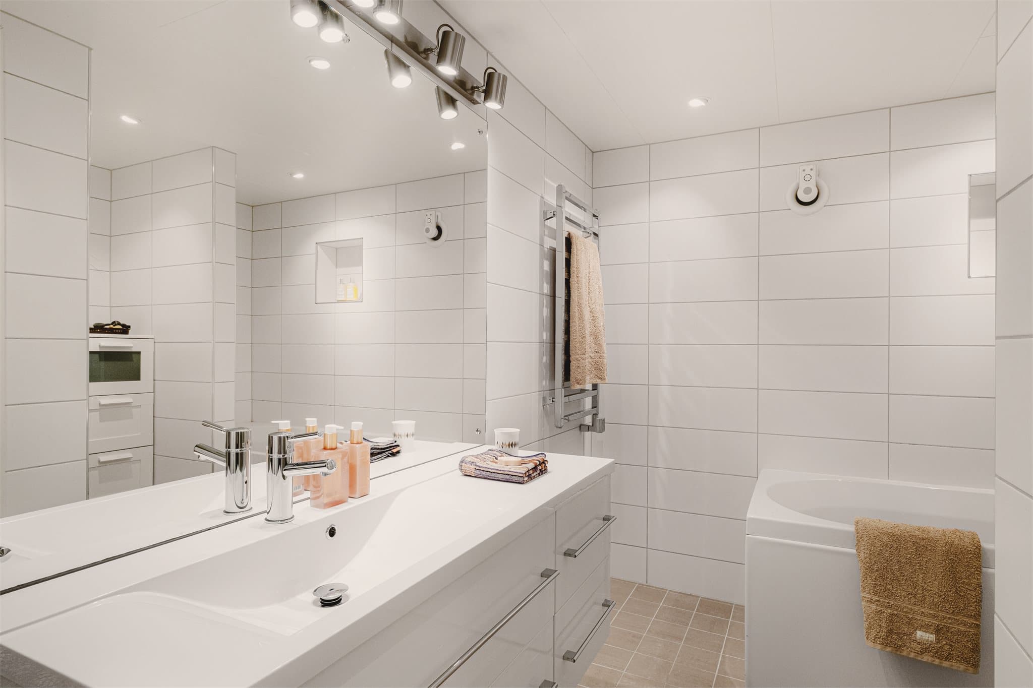 - Badet i 1. etasje ble renovert i 2015. Elektrisk håndkletørker og badekar -