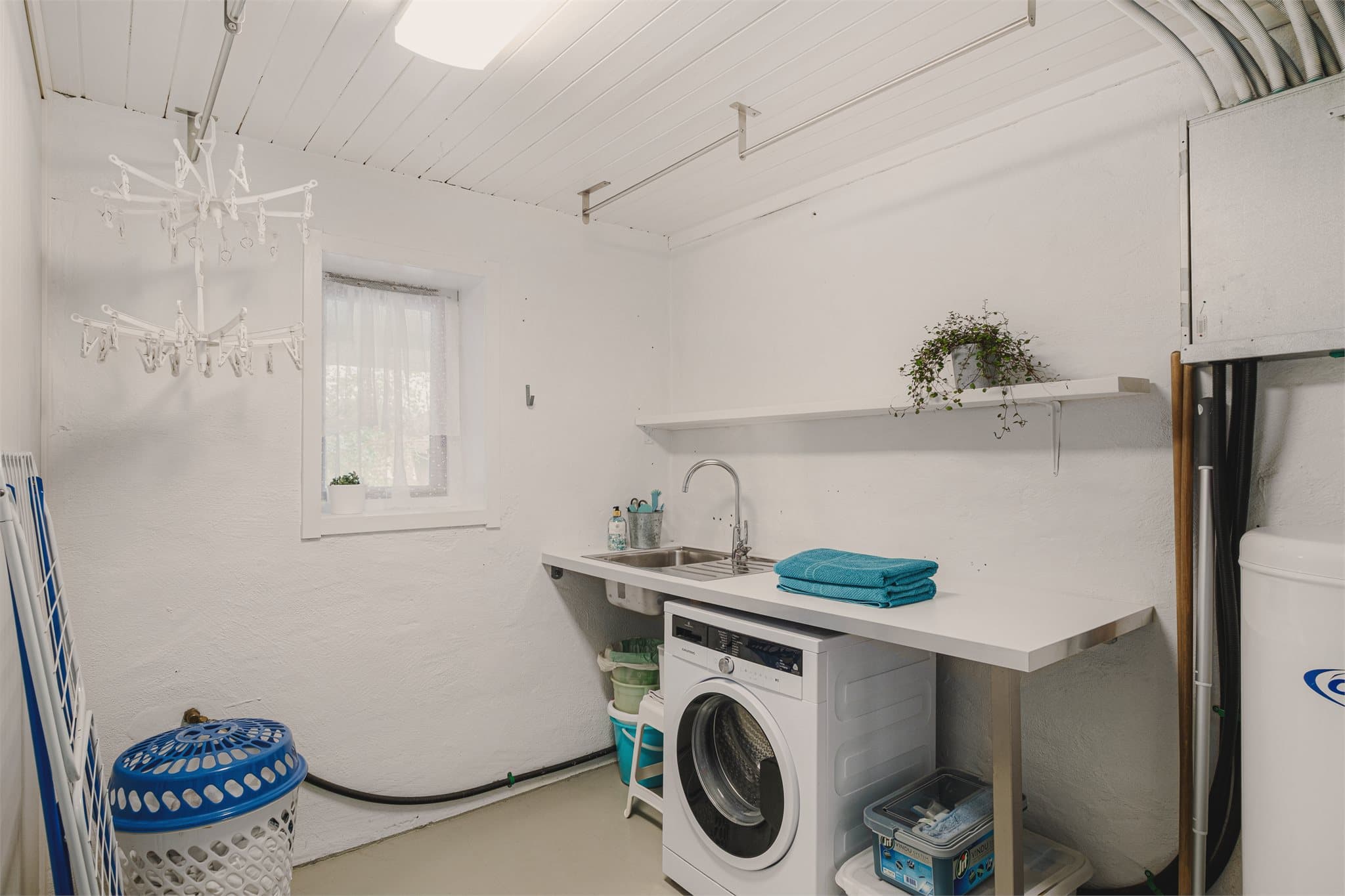 - Praktisk vaskerom ved badet -