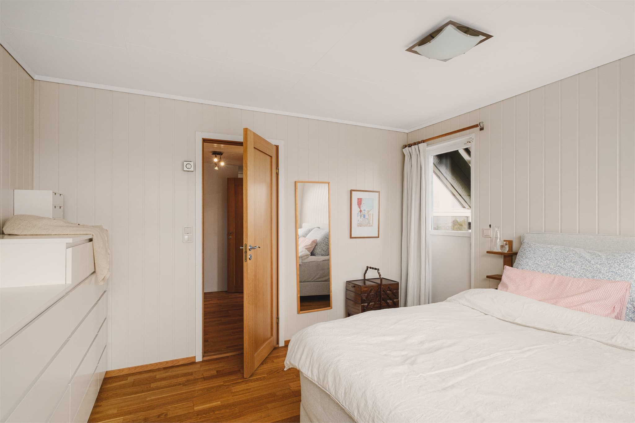 - Hovedsoverommet måler 13,5m² og har direkte tilgang til en egen veranda -