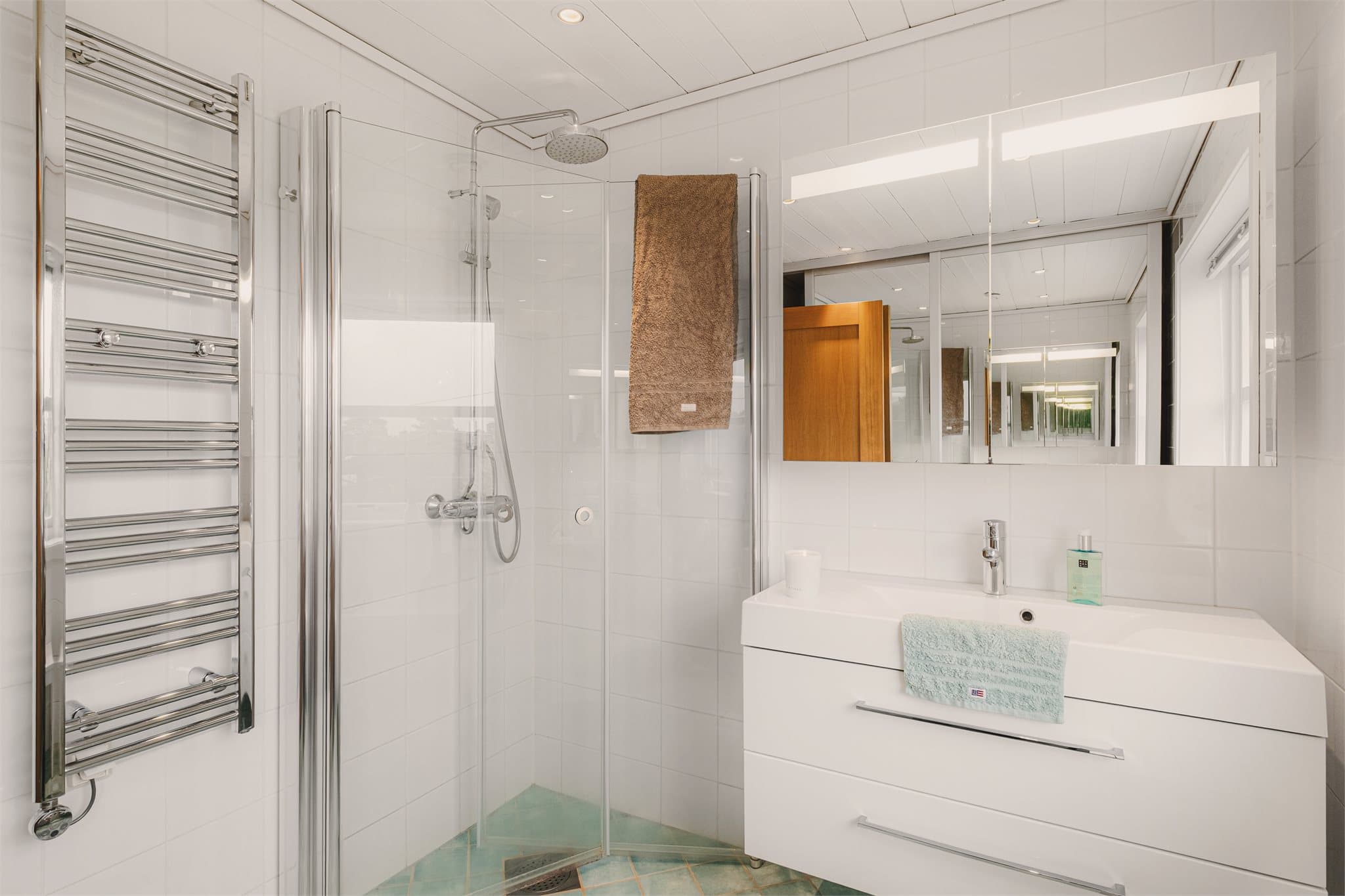 - Badet inneholder også elektrisk håndkleholder og egen hylle for dusjprodukter i dusj.