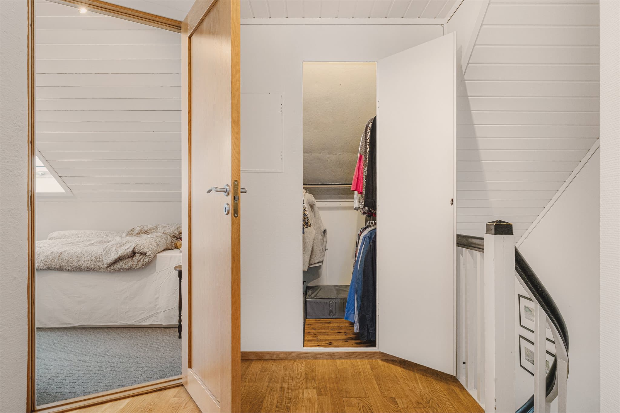 - Praktisk garderobe til oppbevaring -