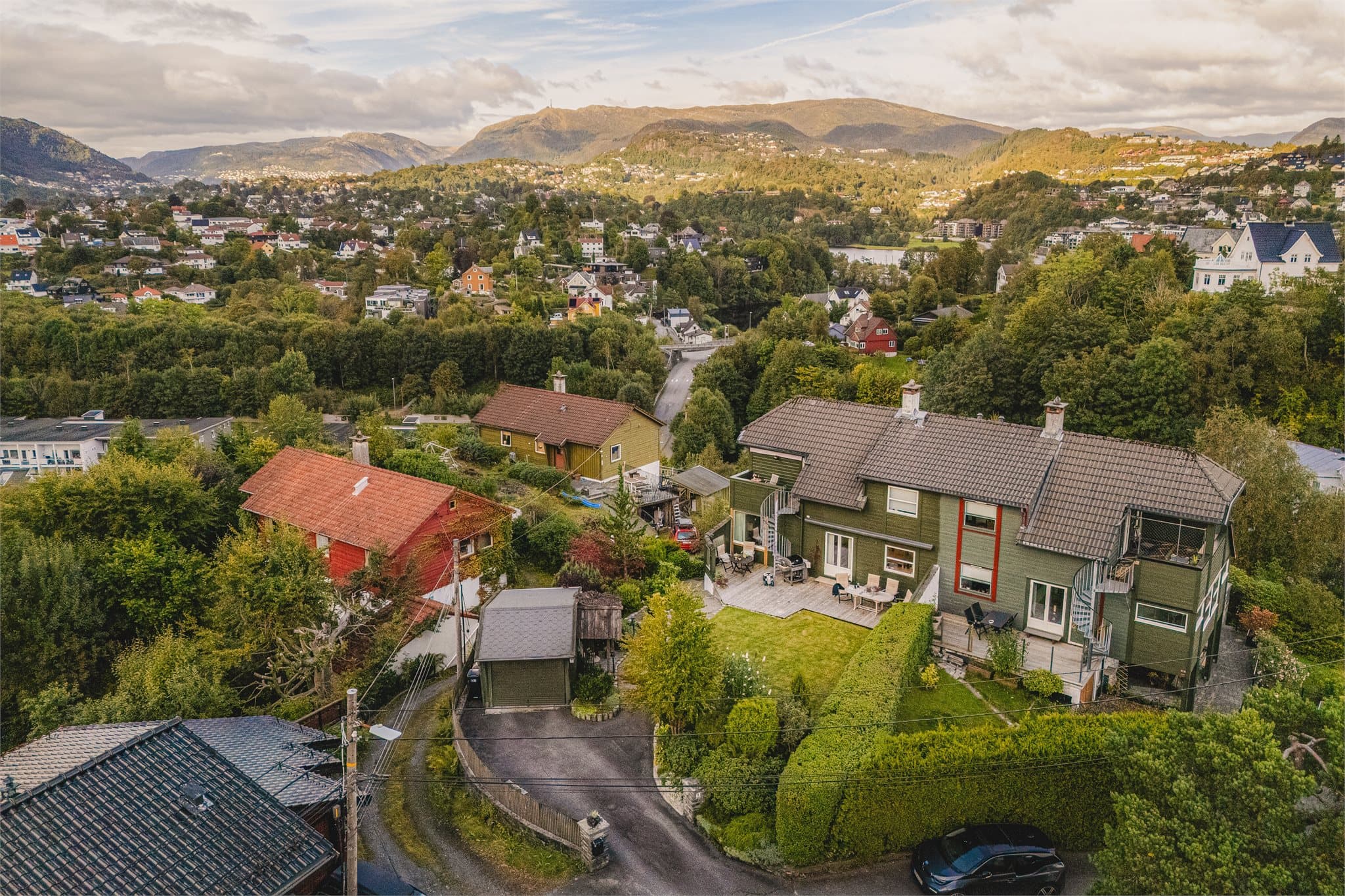 - Boligen går over 3 plan og byr på en frodig tomt med stort terrasseareal, hage og utestue. Sol fra tidlig til sen kveld! -