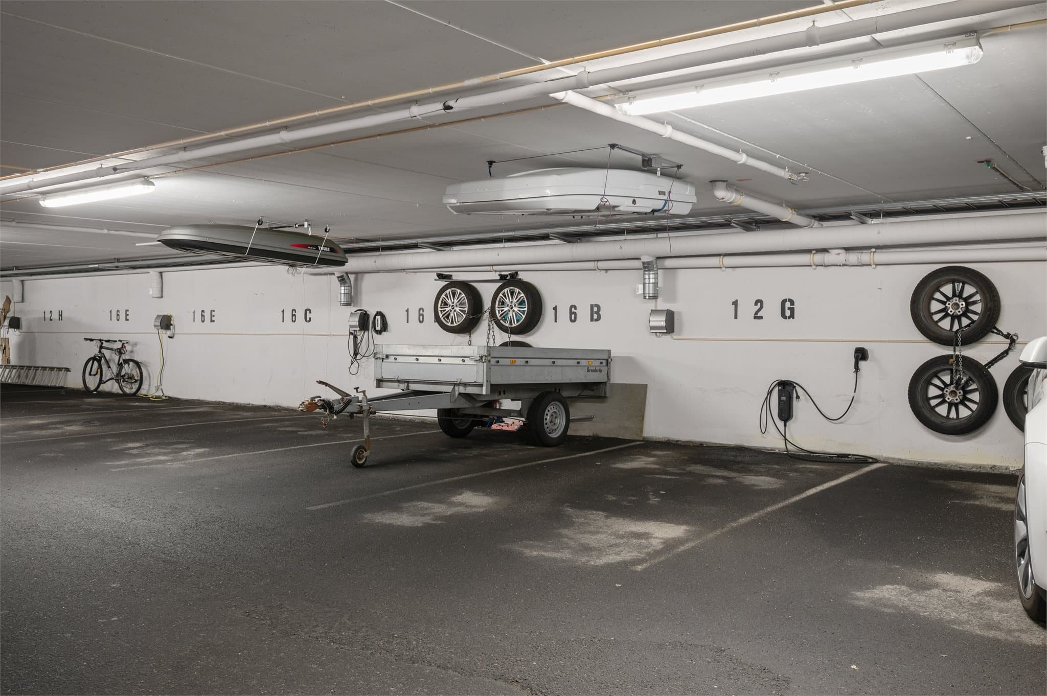 - Med boligen følger en fast plass i felles garasjeanlegg markert 12G -