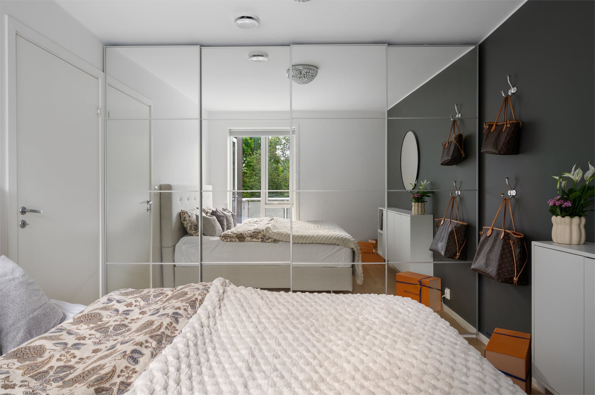 - Stor skyvedørsgarderobe med speilfronter -