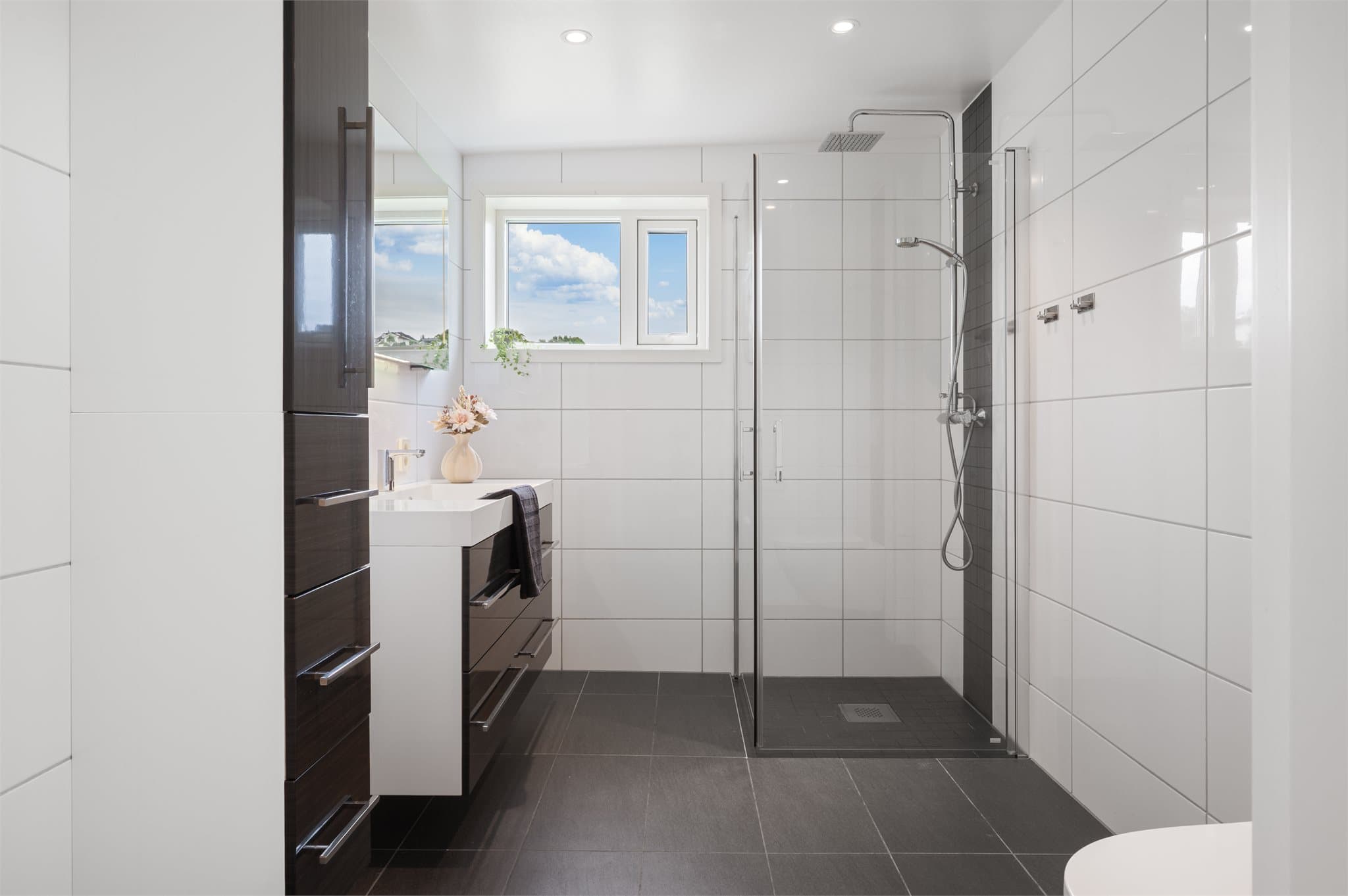 - Badet måler 5,9m² -