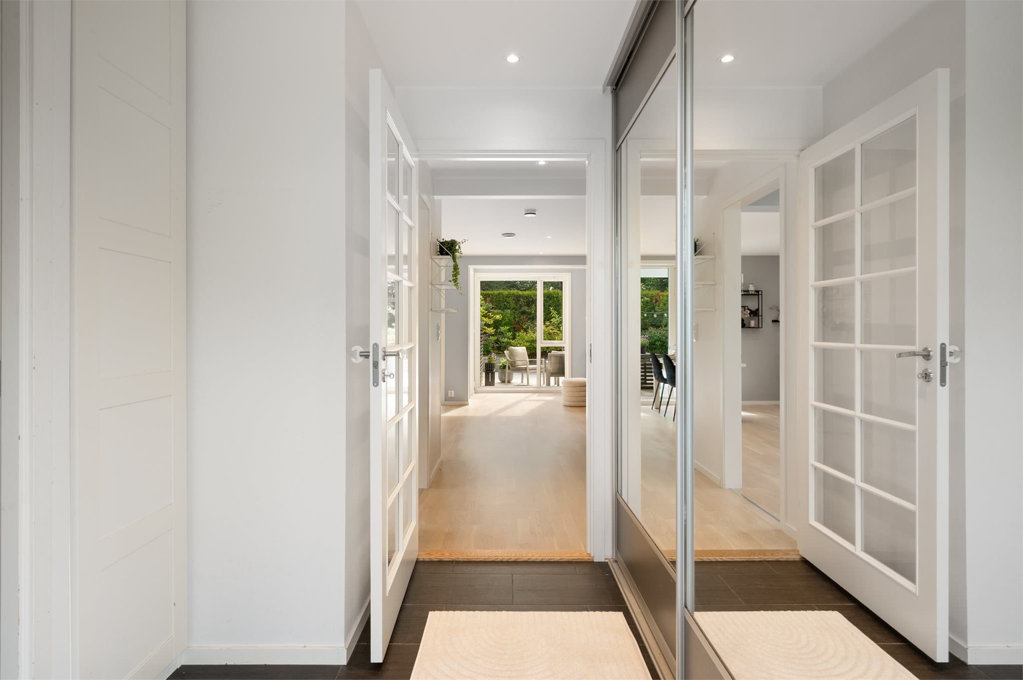 - Flislagt entré med stor skyvedørsgarderobe med speilfronter - entré måler 4,8m² -