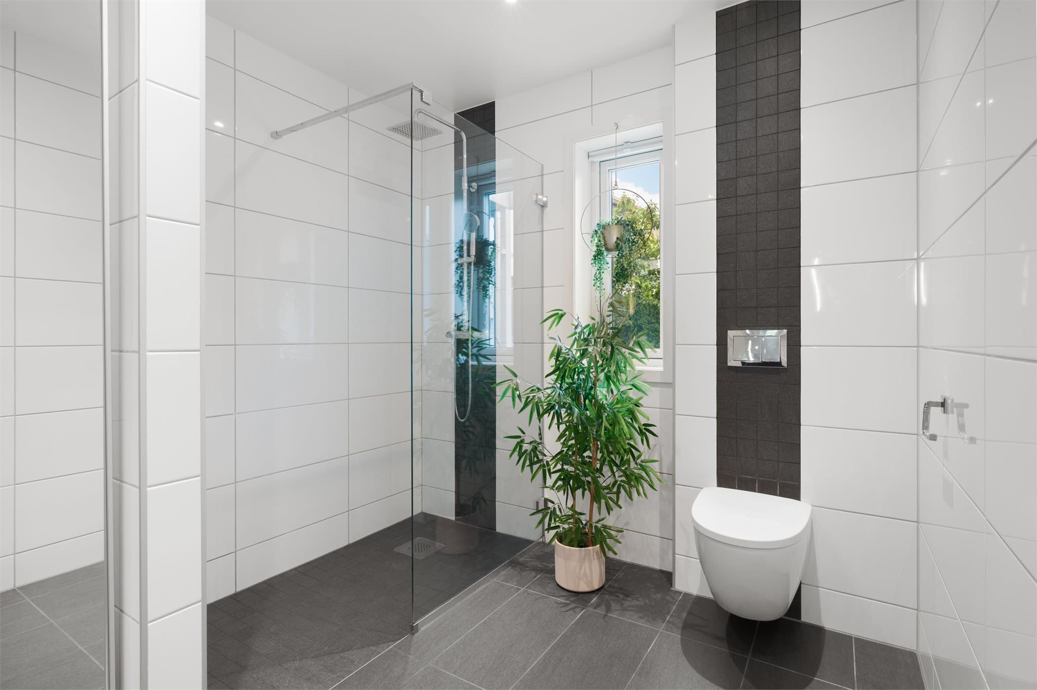 - Badet/vaskerom i 1. etasje er innredet med slette fronter, heldekkende servant og ett-greps blandebatteri, speil med integrert belysning og vegghengt toalett -