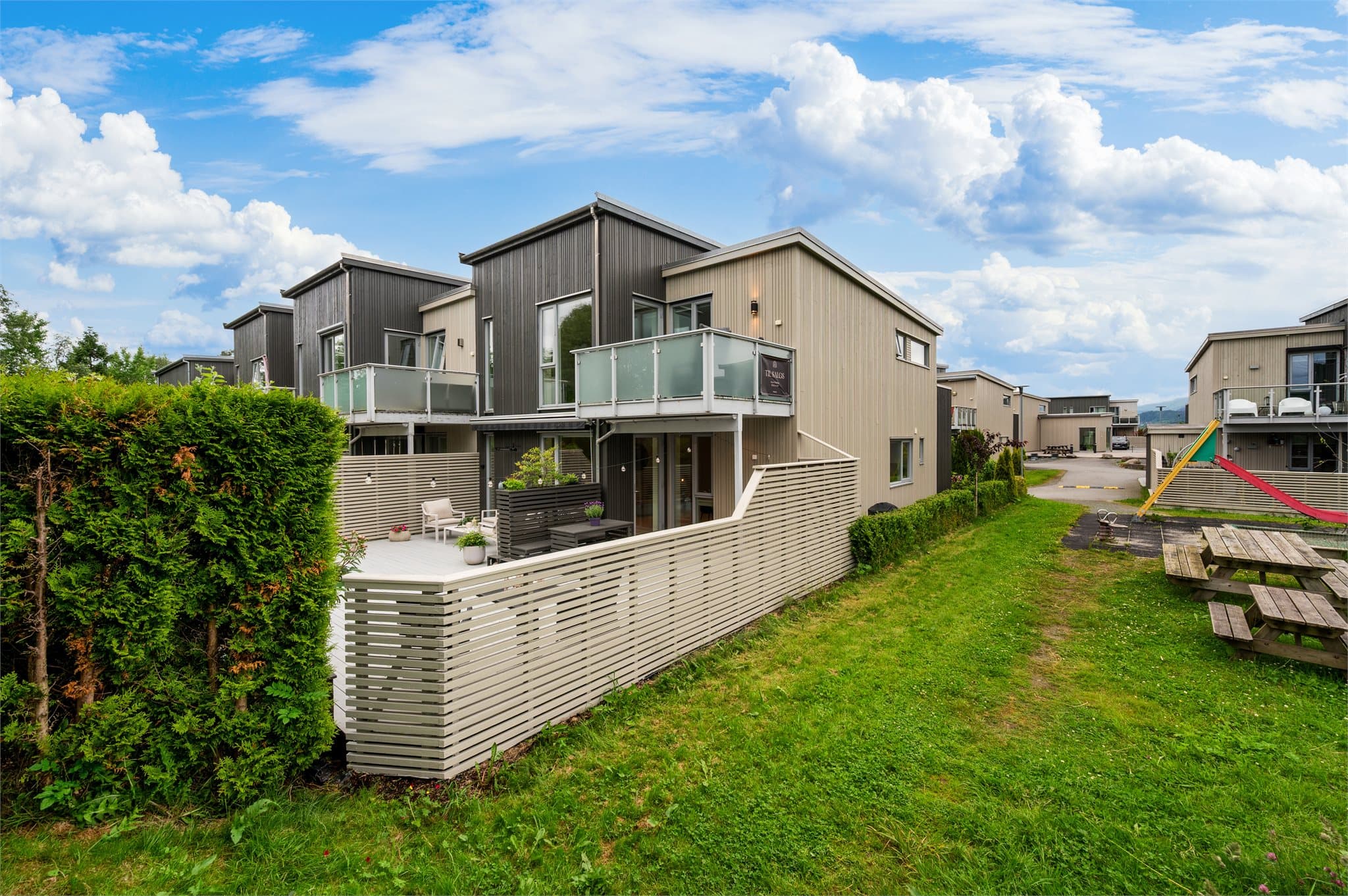- Et lekkert enderekkehus med et totalt terrasse- og balkong areal på 77m og fast garasjeplass -