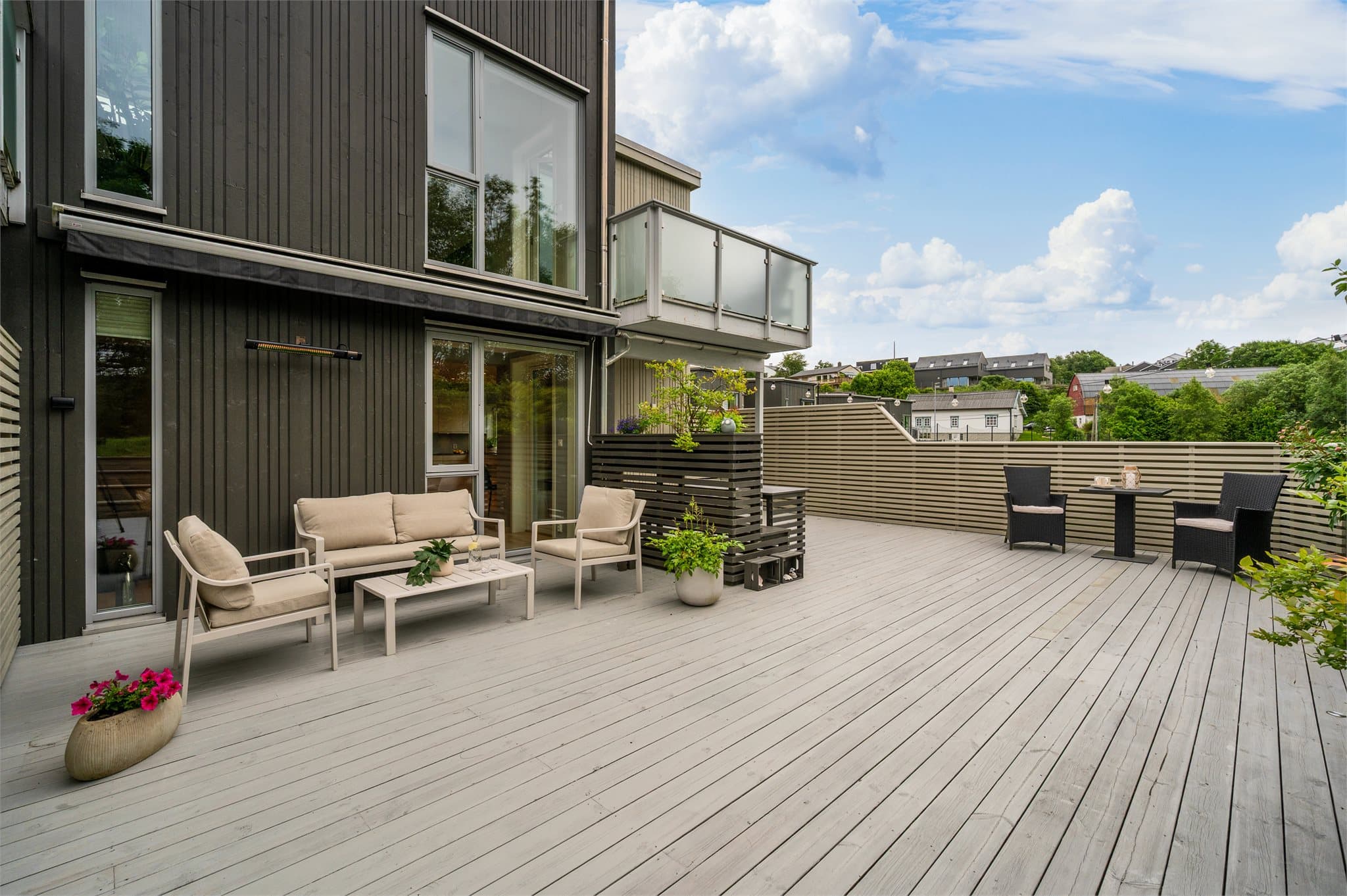 - Det store terrassedekke gir rom for flere sosiale soner