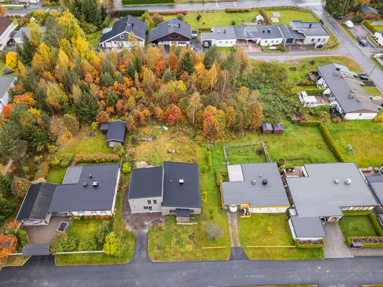 Tomten er relativt flat og det er avsatt plass til carport.