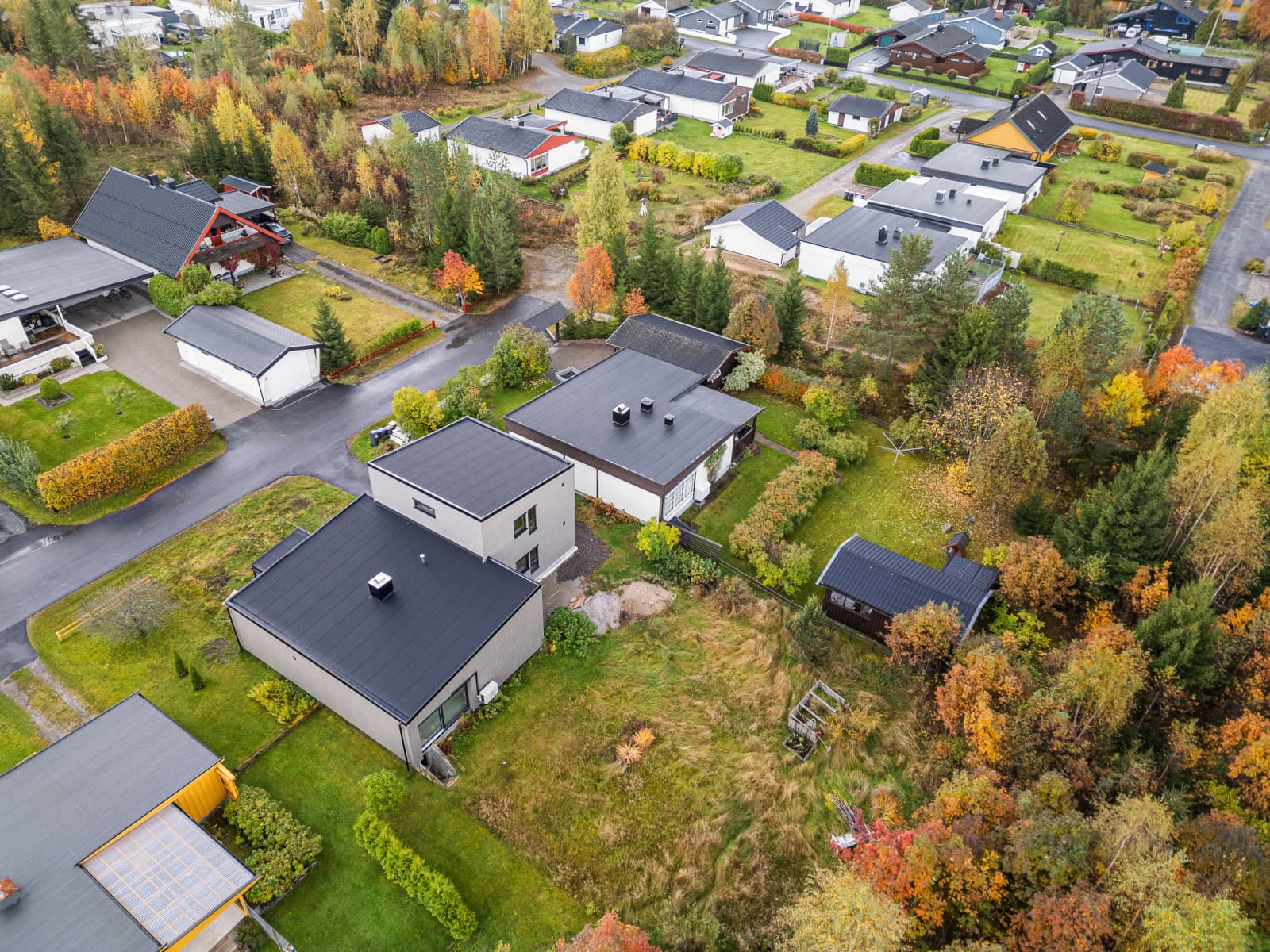 Veien ned til Glomma og Norsk Skogmuseum er heller ikke lang. Her kan du benytte deg av Elverums flotte tursti langs elven eller gå inn på museet som har aktiviteter for liten og stor gjennom hele året. Det er flere barnehager i nærheten.