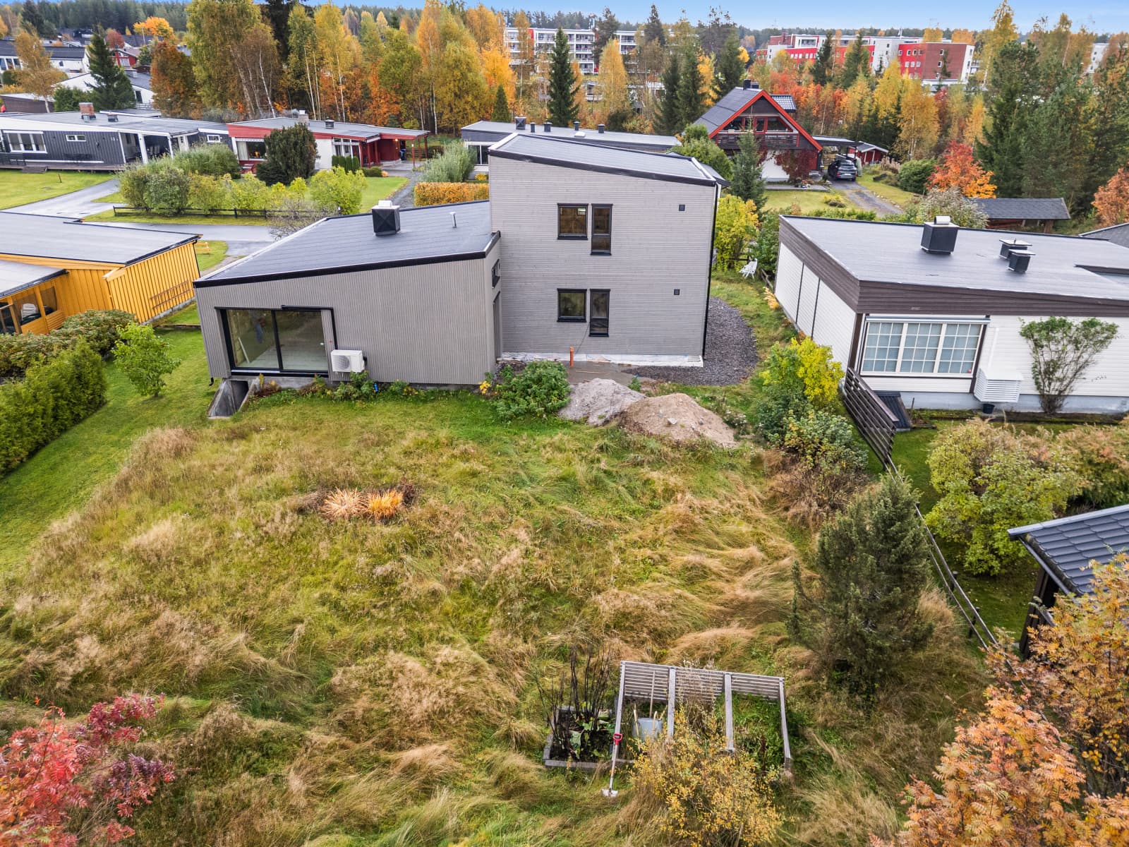 Silkosfeltet er et attraktivt og familievennlig boligområde med kort avstand til Elverum sentrum. Området består hovedsakelig av etablerte eneboliger og rekkehus i rolige omgivelser med lite gjennomgangstrafikk, og er et populært valg for barnefamilier.
