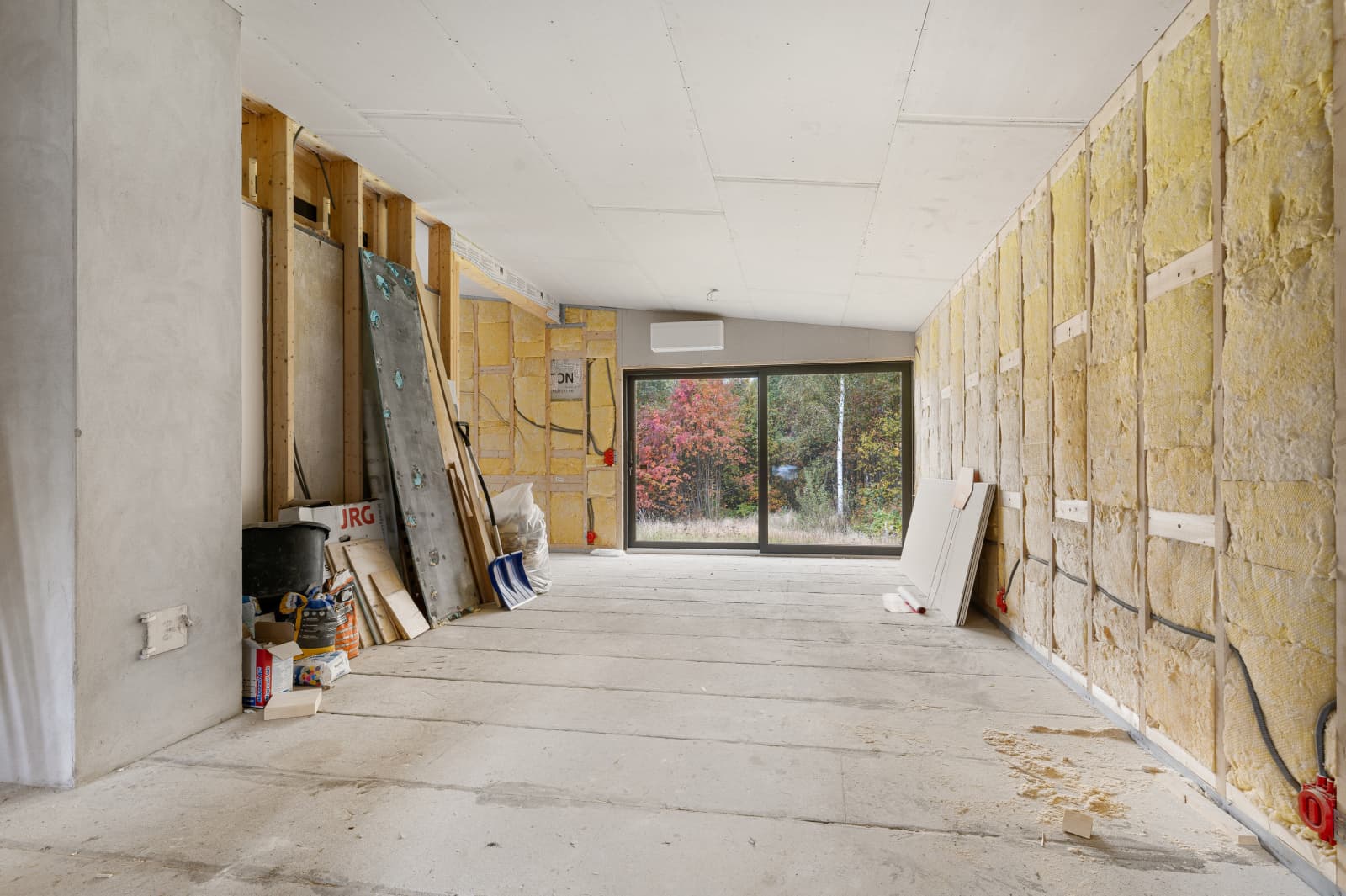 Det er gitt byggetillatelse for rehabilitering samt til- og påbygg enebolig. Stuen er av god størrelse og har avsatt plass til kjøkken med utgang fra tofløyet verandadør til en solrik hage.