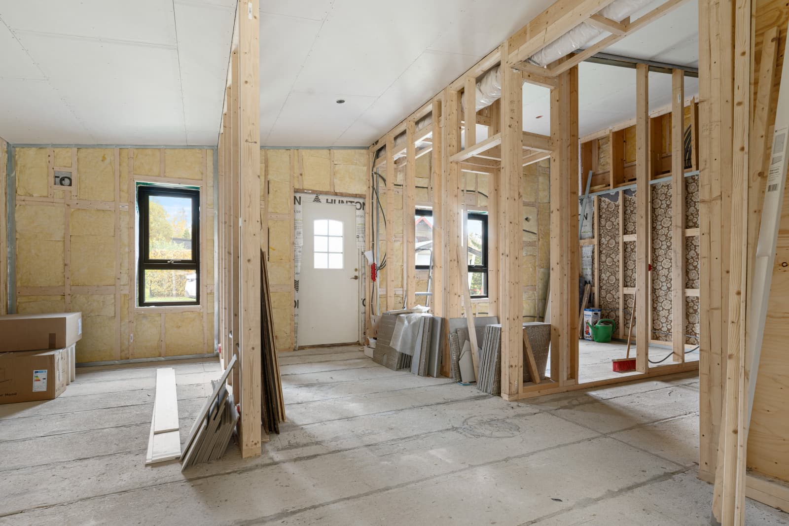 Planløsningen er familievennlig med 3 soverom, 2 baderom, bod og en åpen og sosial stue - kjøkkenløsning.