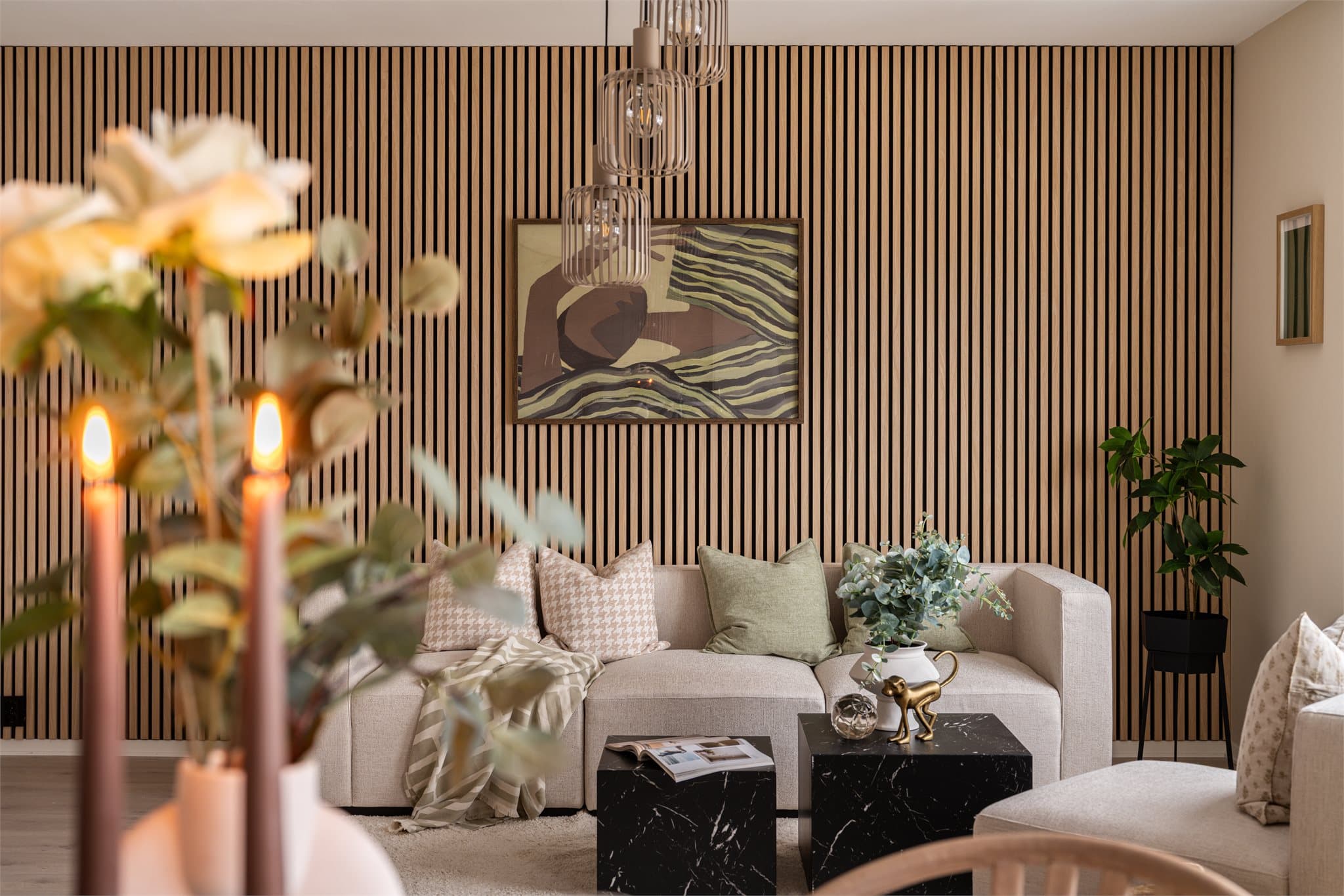 Stuen har en elegant spilevegg som gir rommet en lun og moderne karakter.