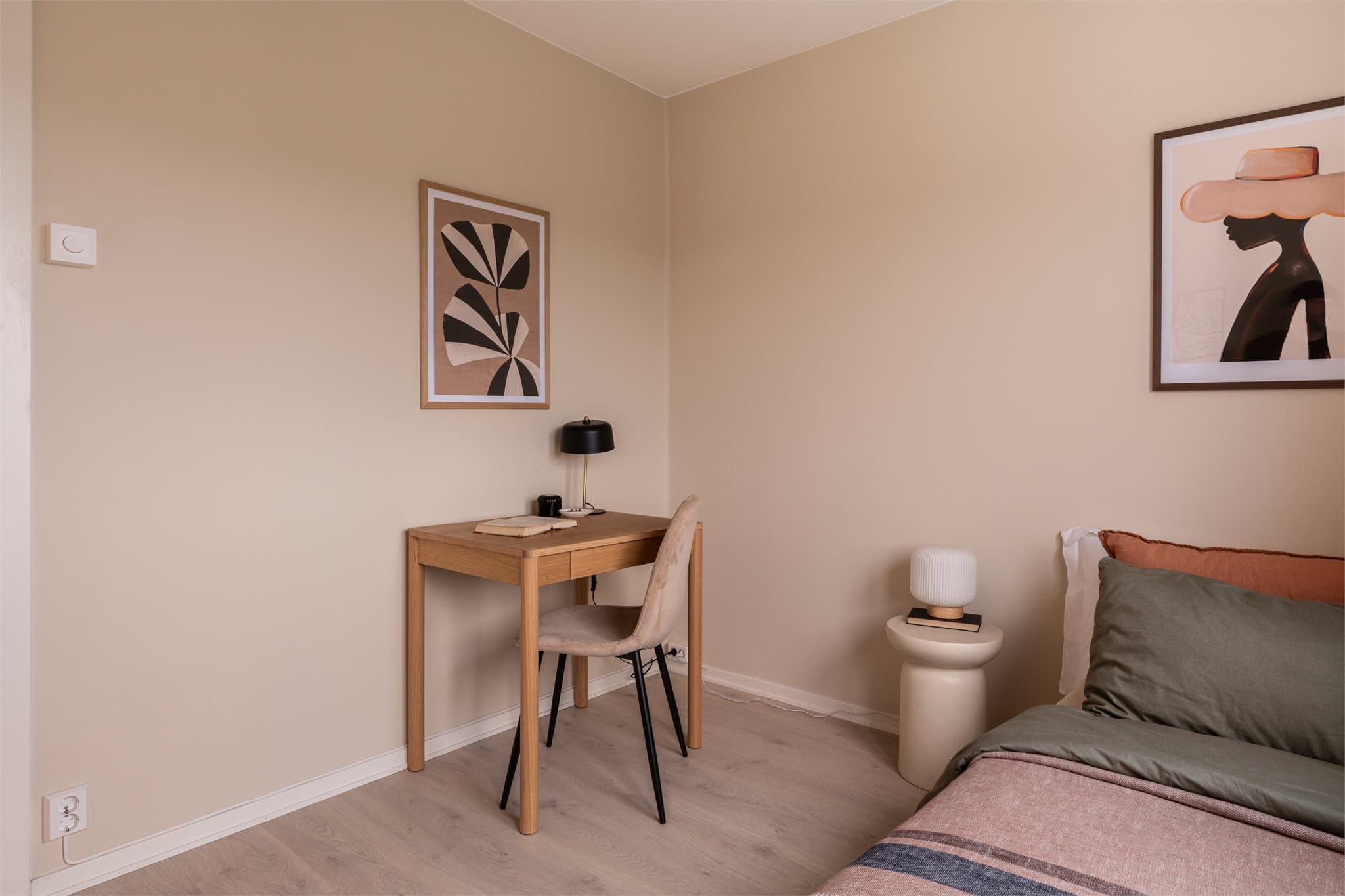 Her er det plass til både seng og en liten arbeidsplass.