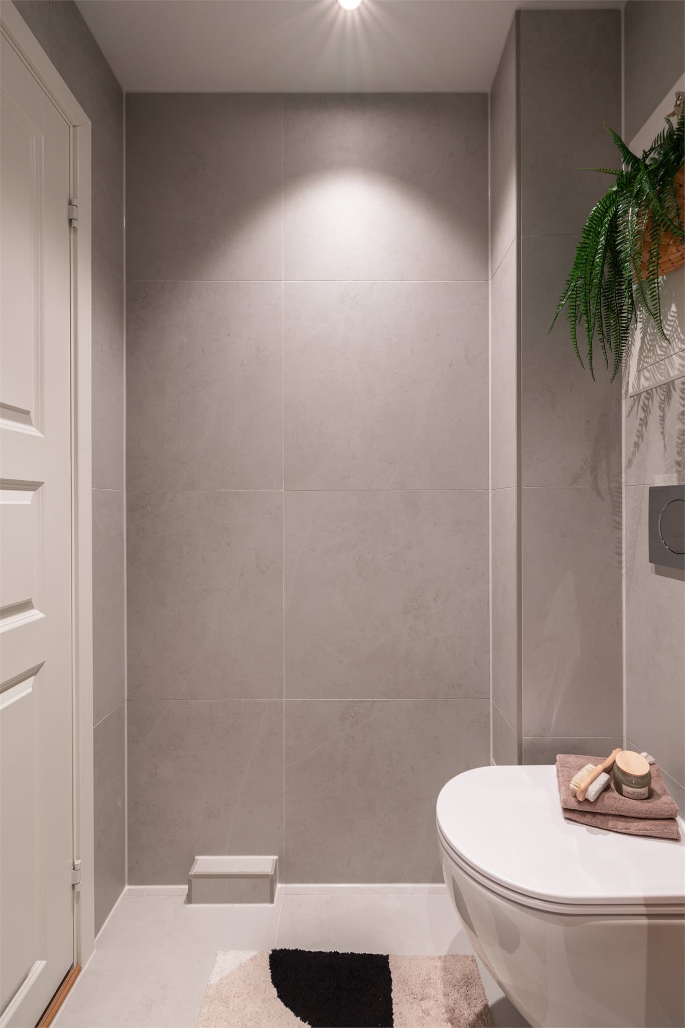 Badet er utstyrt med downlights i taket som gir god belysning.