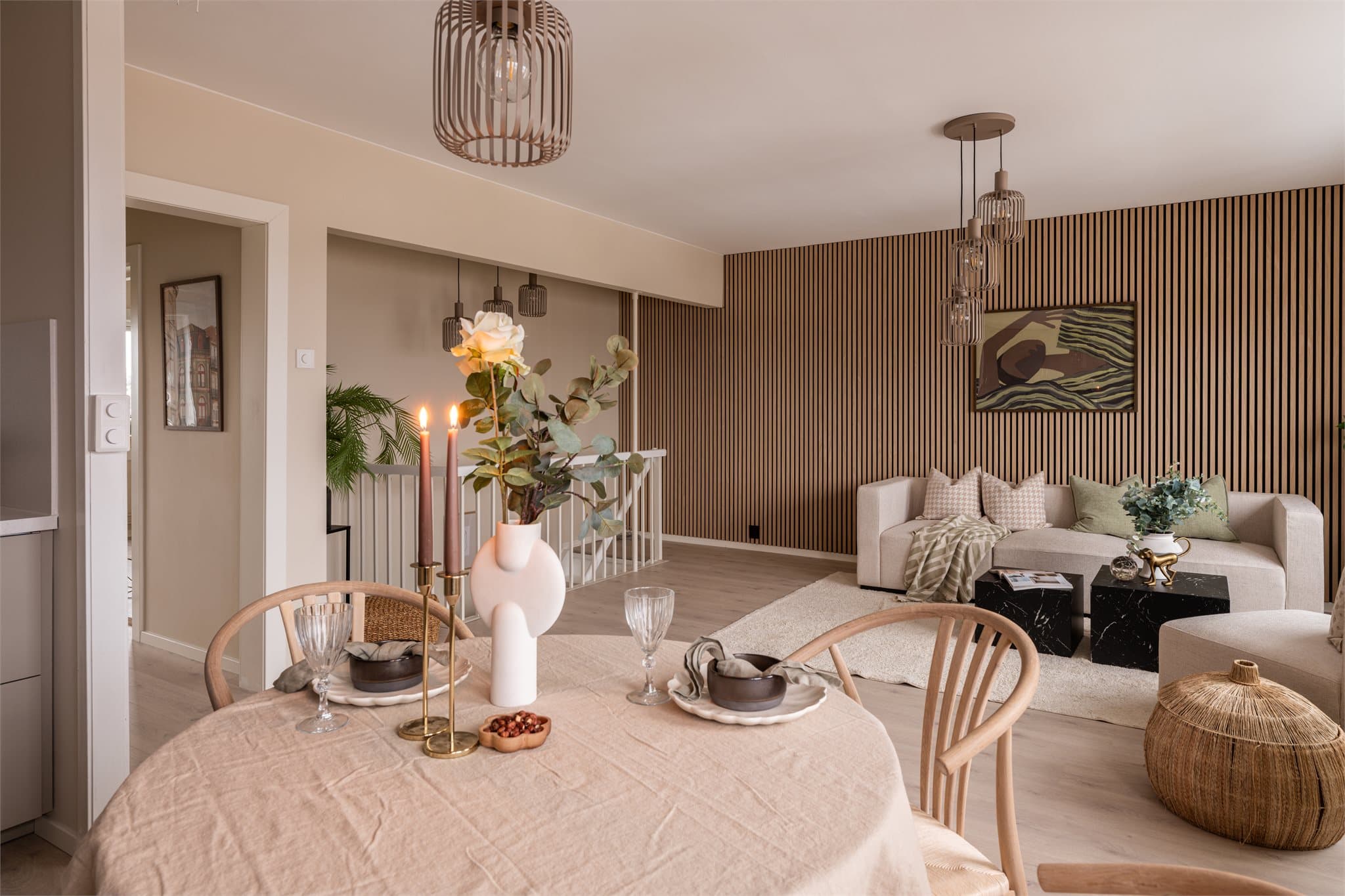 Den åpne løsningen gir en god romfølelse og fleksible møbleringsmuligheter.