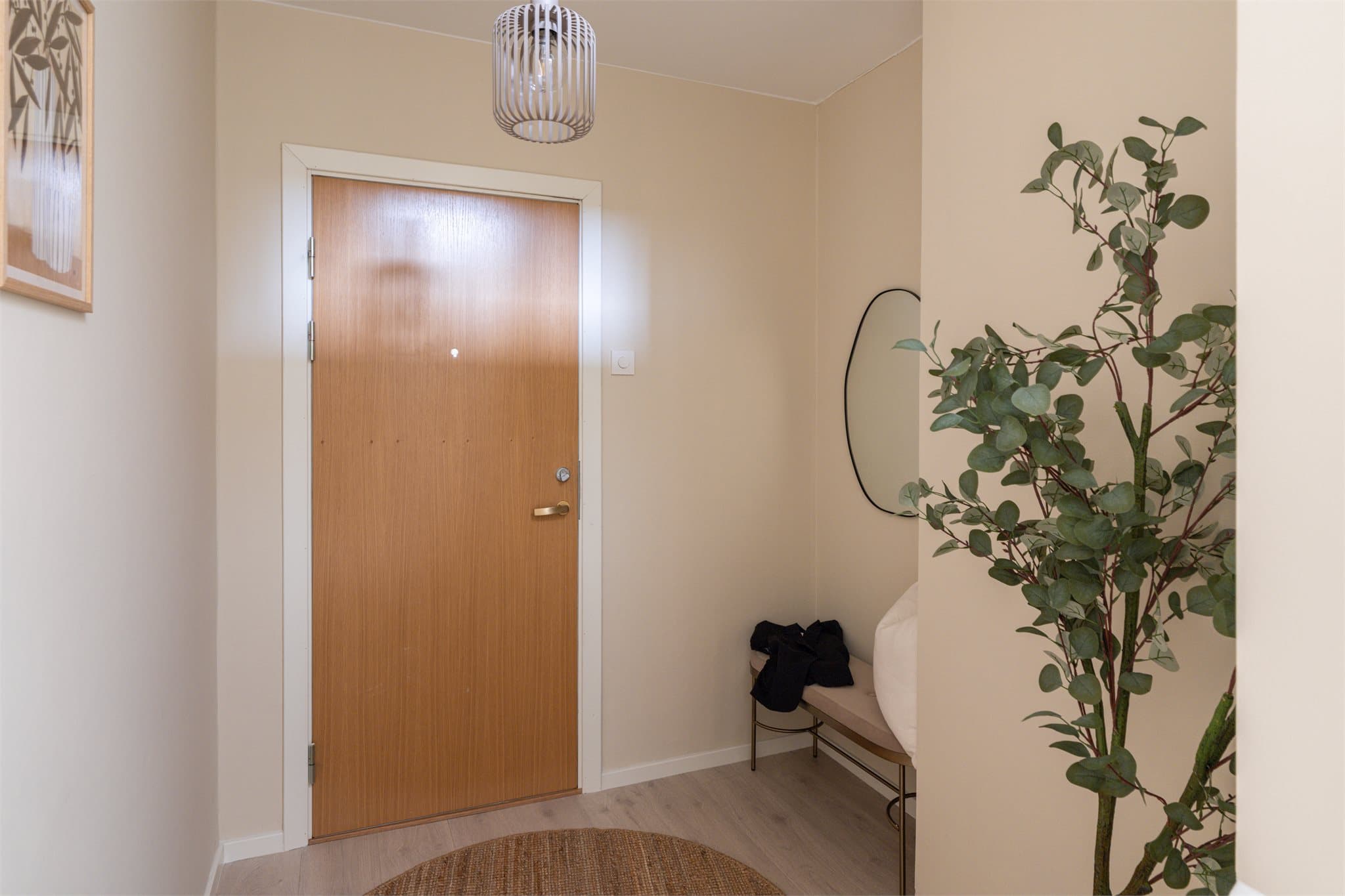 Velkommen inn i en lys og praktisk entré med plass til yttertøy.