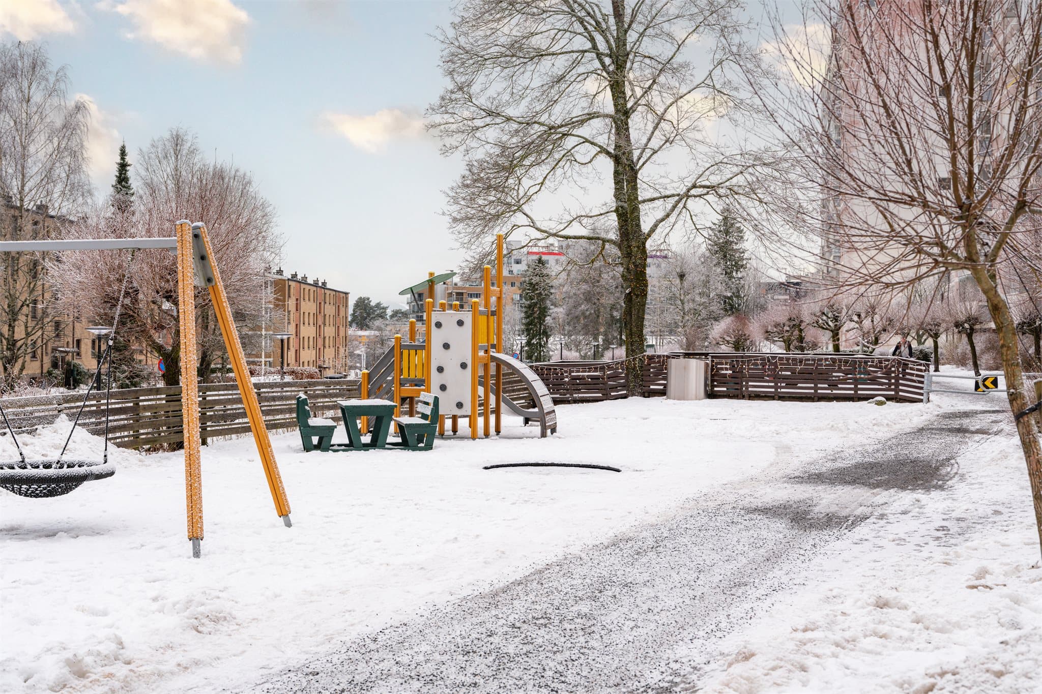 Nærområdet er barnevennlig med flere lekeplasser i umiddelbar nærhet.