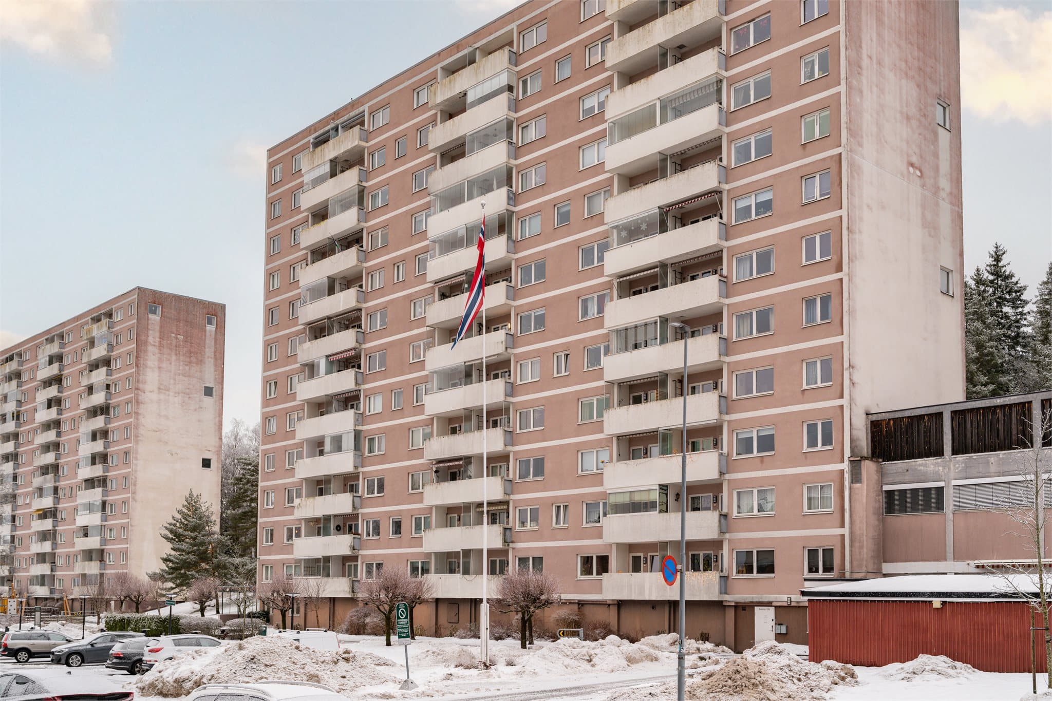 Leiligheten ligger i et veletablert område med kort vei til marka og T-bane.