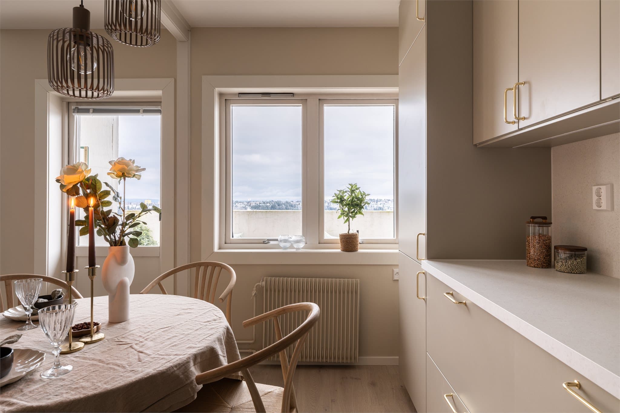 Ved vinduet er det en hyggelig plass for spisebordet hvor du kan nyte utsikten mens du spiser.