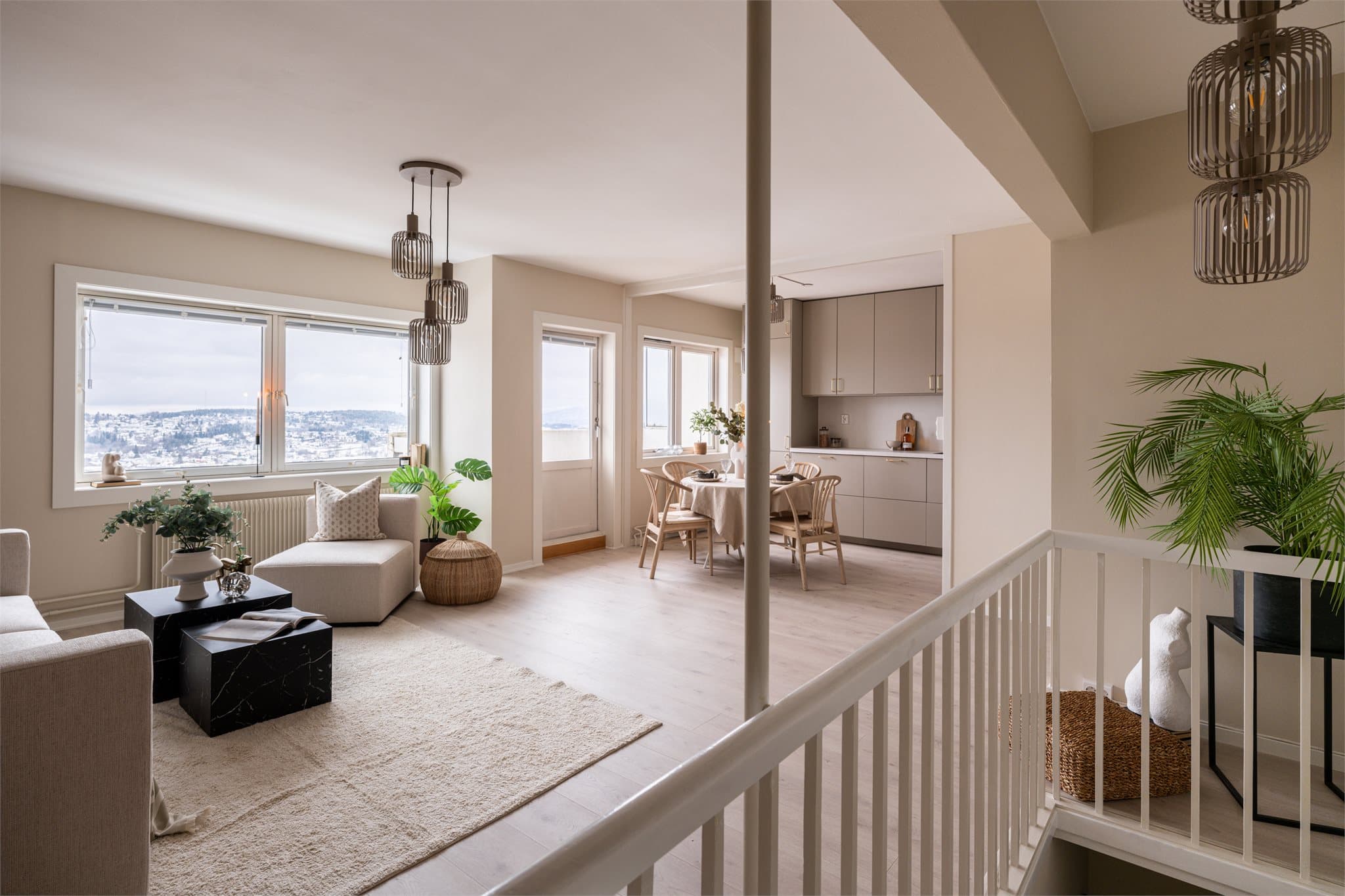 Store vindusflater i stuen slipper inn rikelig med dagslys.