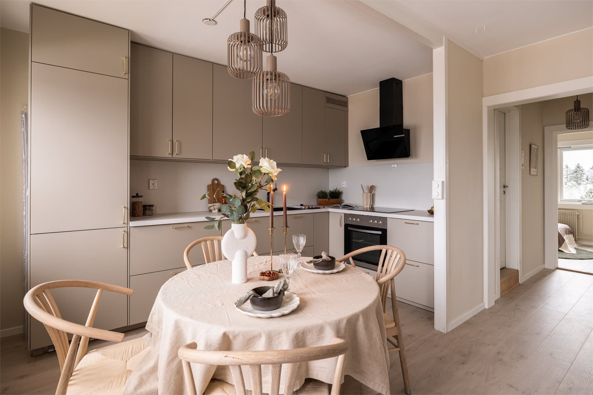 Kjøkkenet har en naturlig spiseplass i tilknytning til stuen.