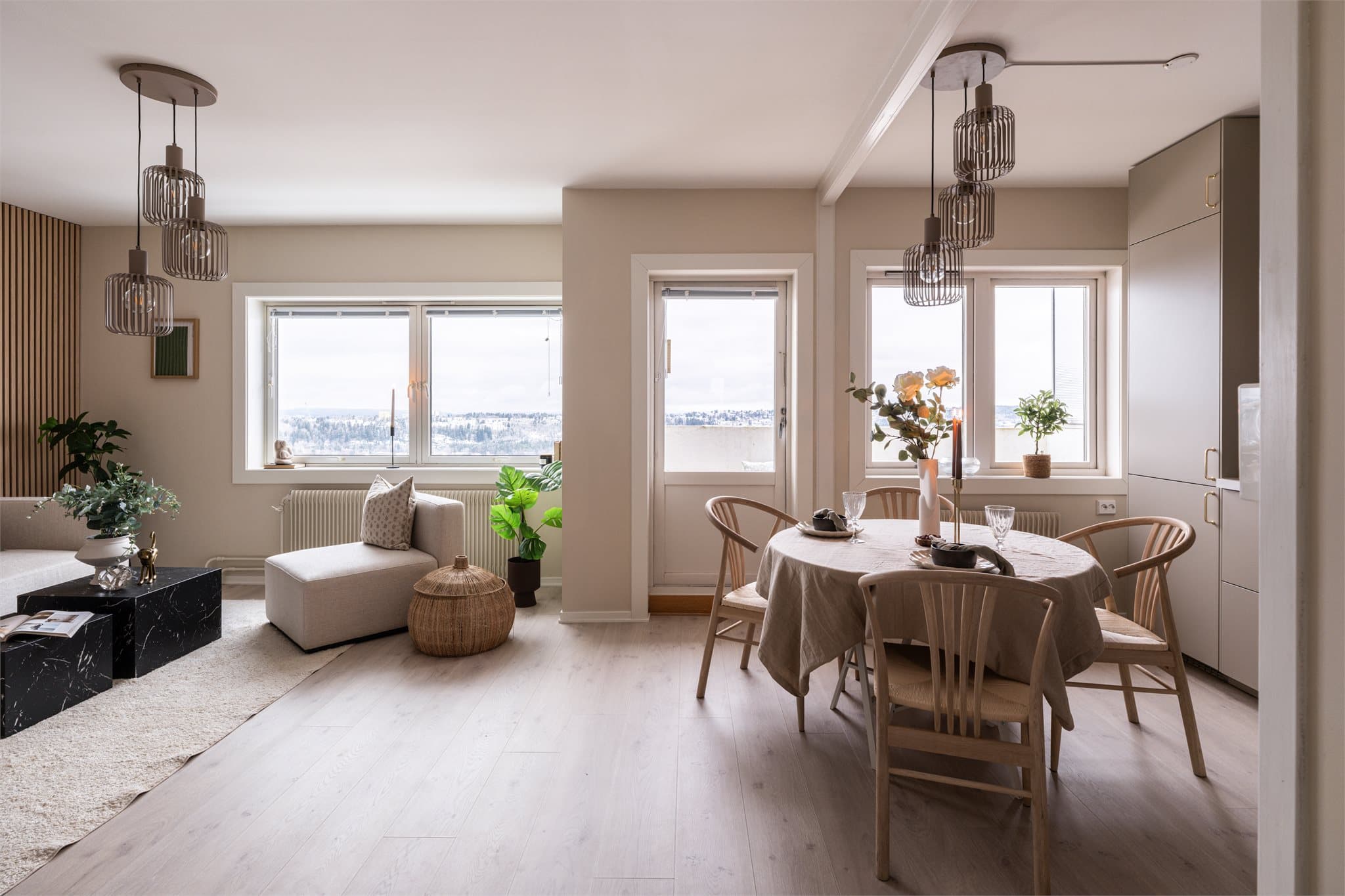 Leiligheten ble omfattende oppusset i 2026 med blant annet nytt gulv, malte vegger, renovert bad og kjøkken.