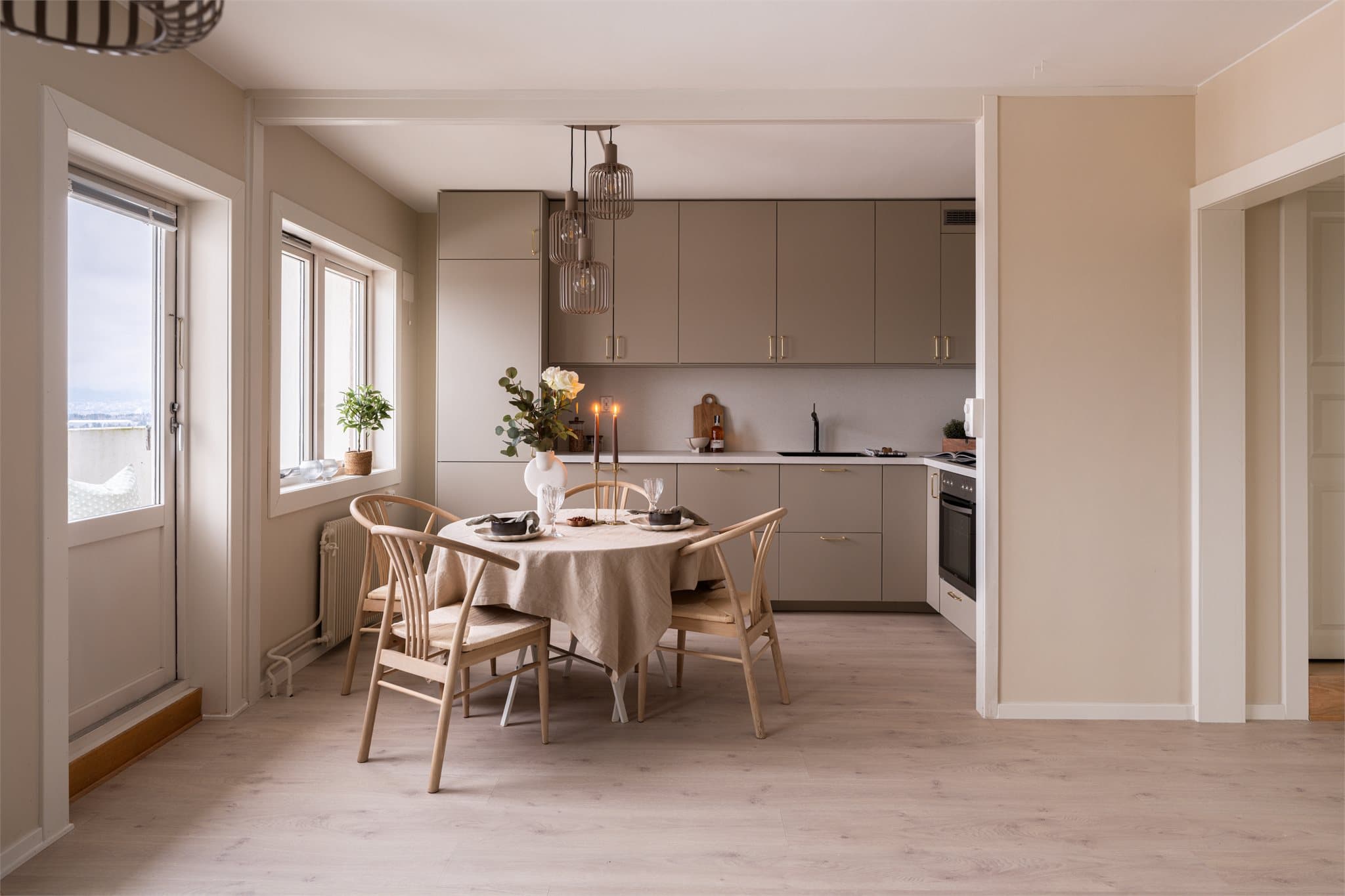 Fra kjøkkenet er det direkte utgang til en nordvestvendt balkong.