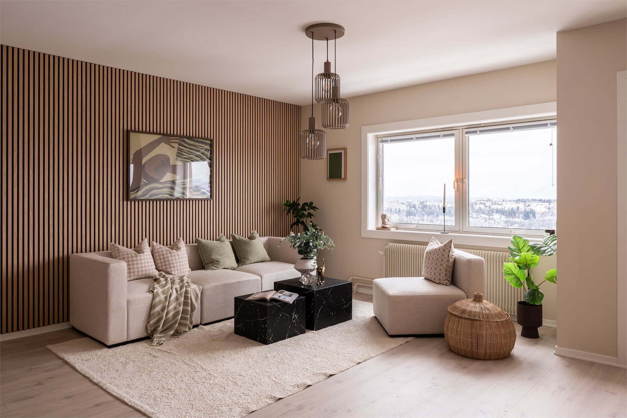 Gjennomgående laminatgulv og lyse veggflater skaper en helhetlig atmosfære.