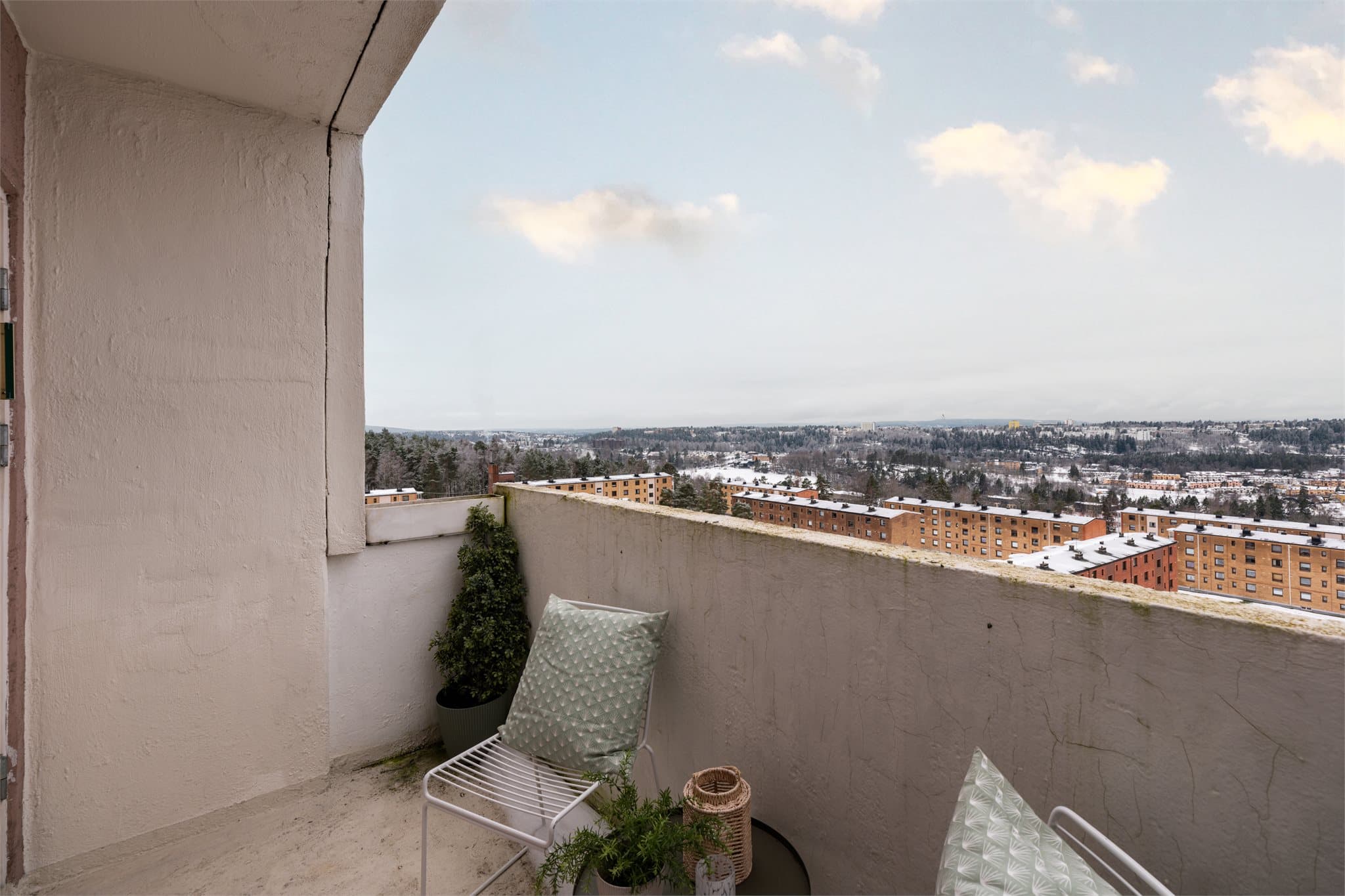 Balkongen har plass til en sittegruppe hvor utsikten og solen kan nytes i fred og ro.