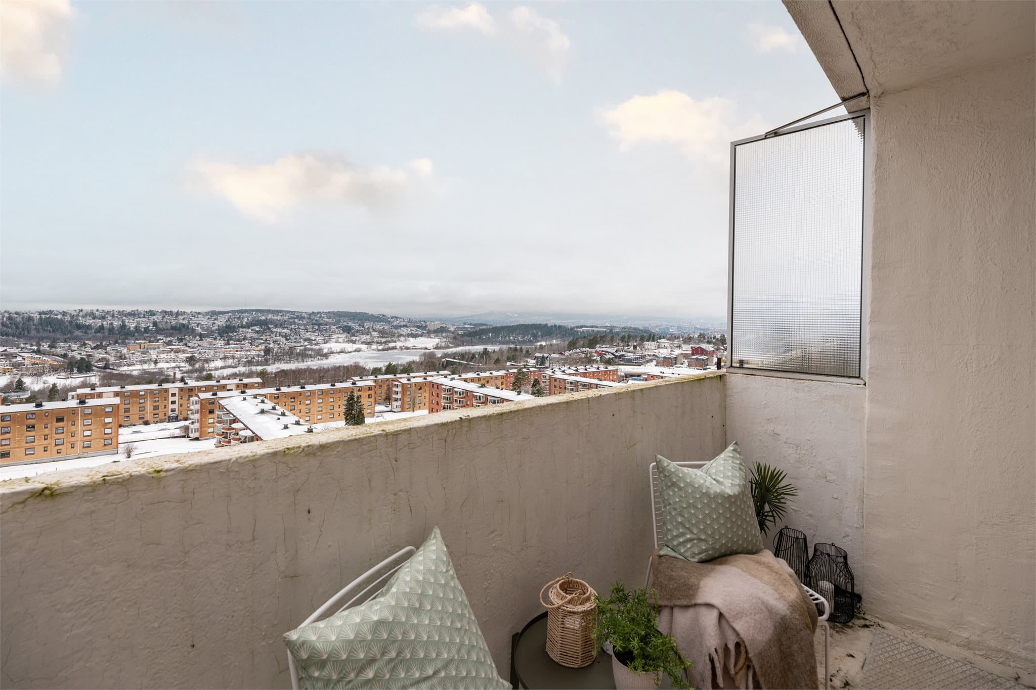 Herfra har du en usjenert, vidstrakt utsikt over nærområdet og gode solforhold