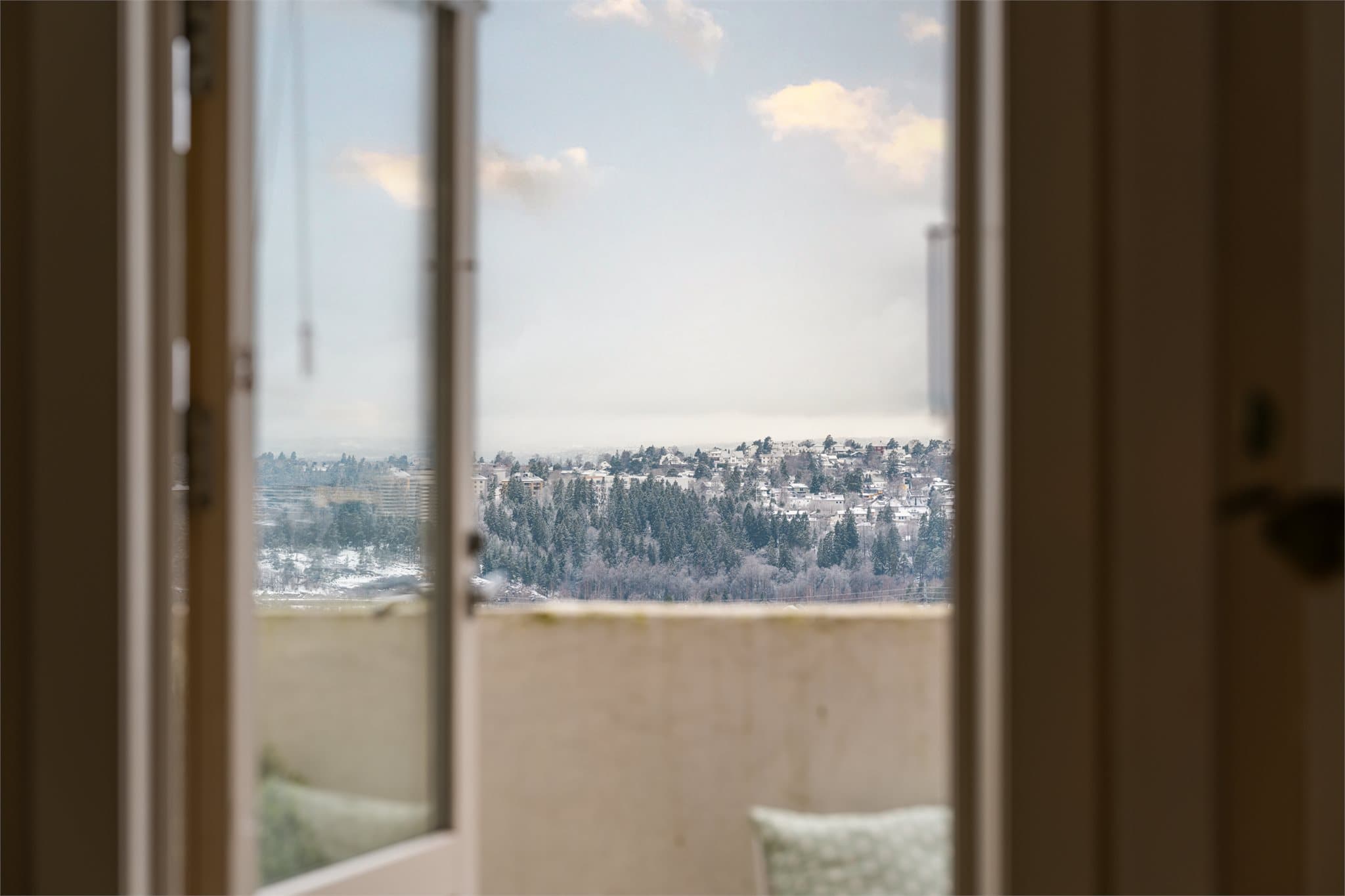 Utgangen til balkongen rammer inn den fine utsikten.
