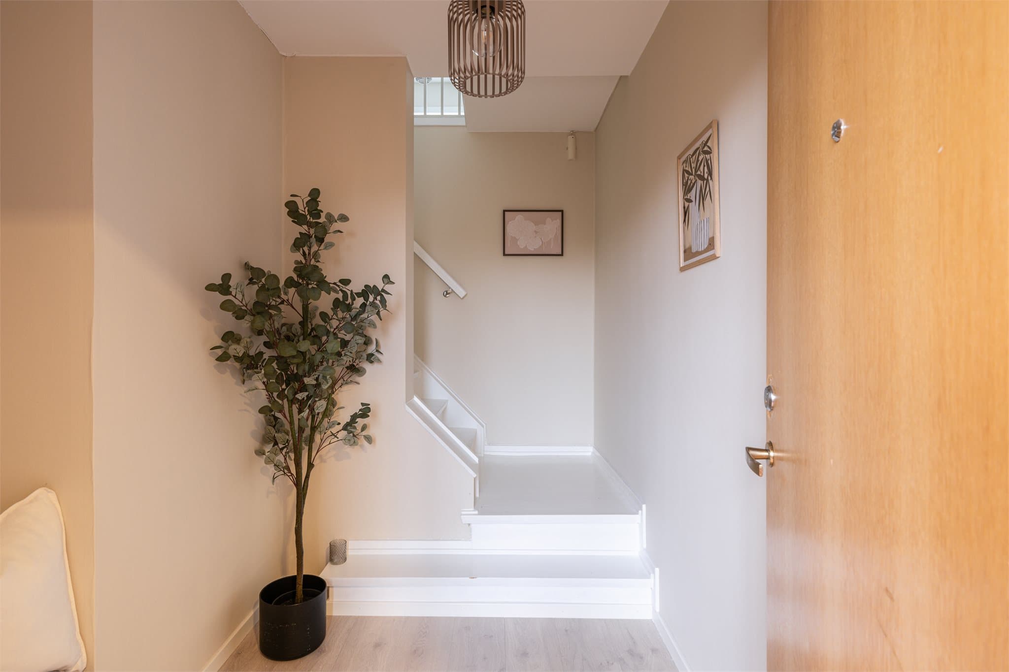 Fra entreen fører trappen deg opp til leilighetens hovedetasje.