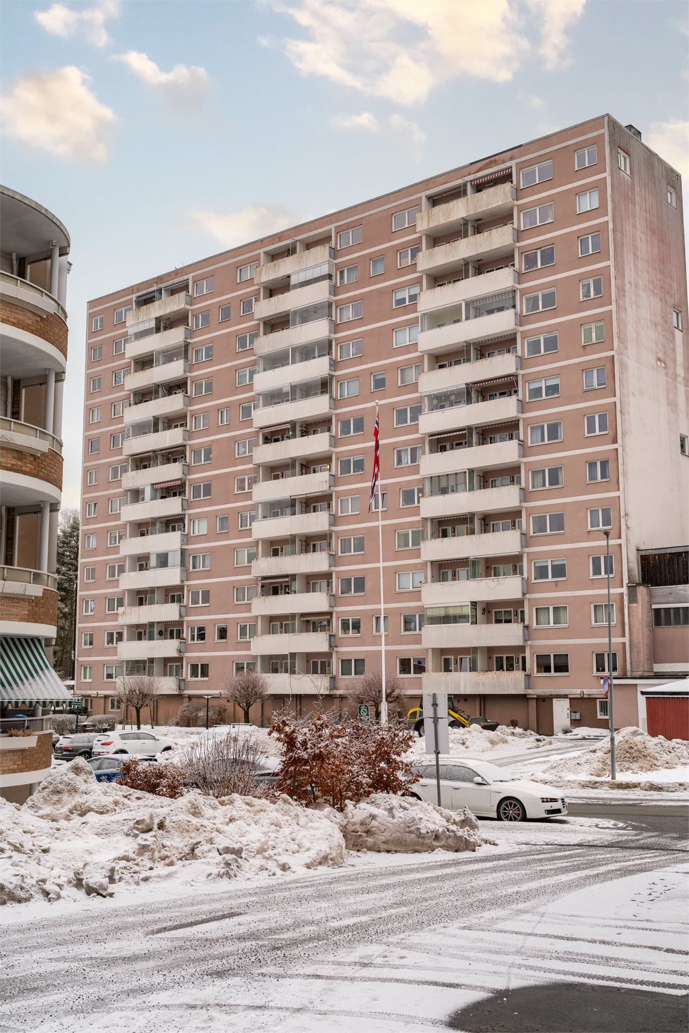 Leiligheten ligger i toppen av bygget og har en høy og fri beliggenhet med gode sol- og utsiktsforhold.