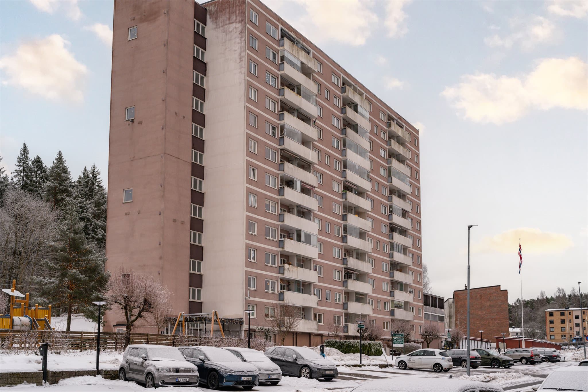 Store, velholdte fellesarealer omkranser bygget.