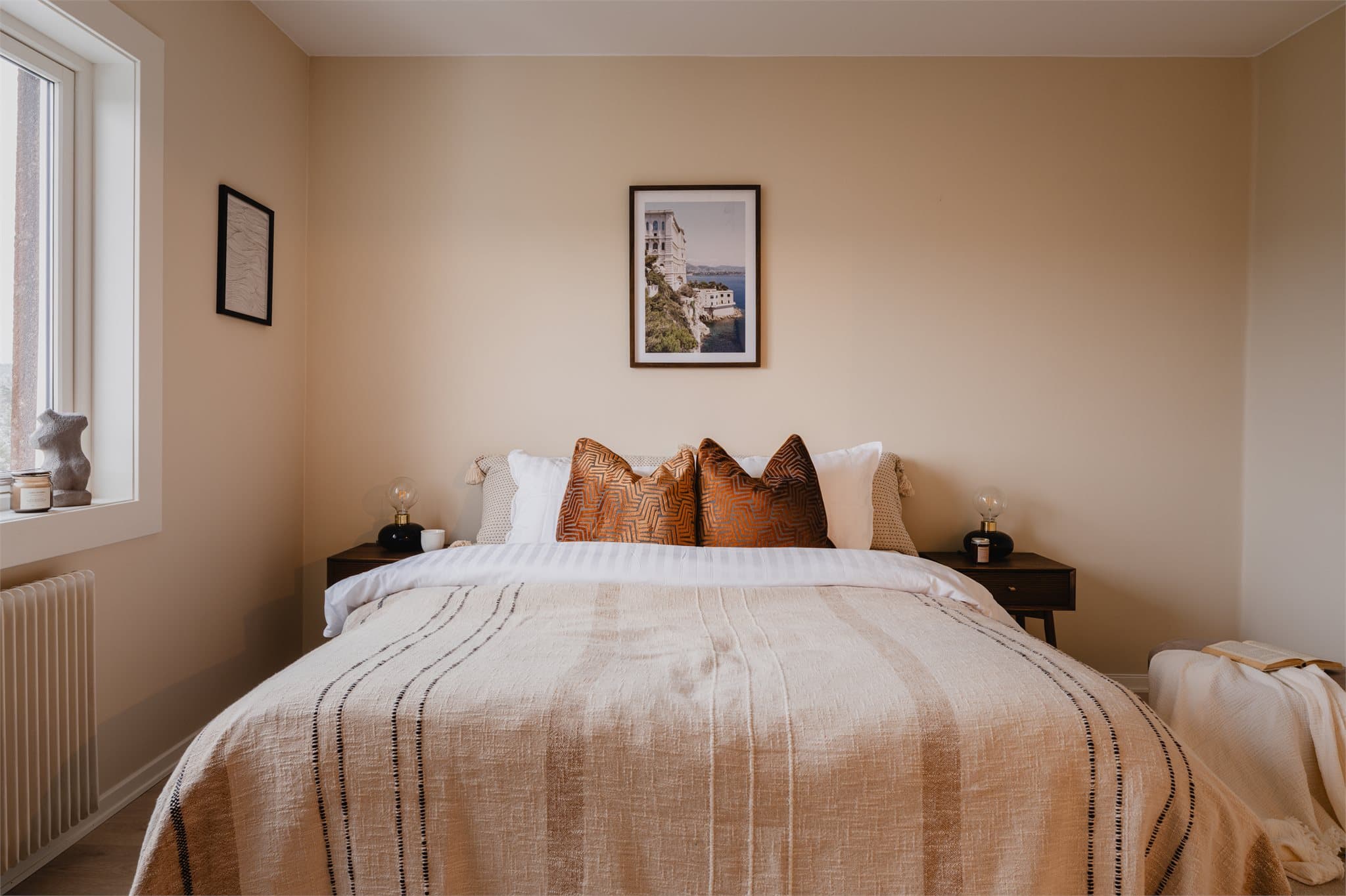 Rommet har en rolig og behagelig atmosfære med dempede fargevalg.