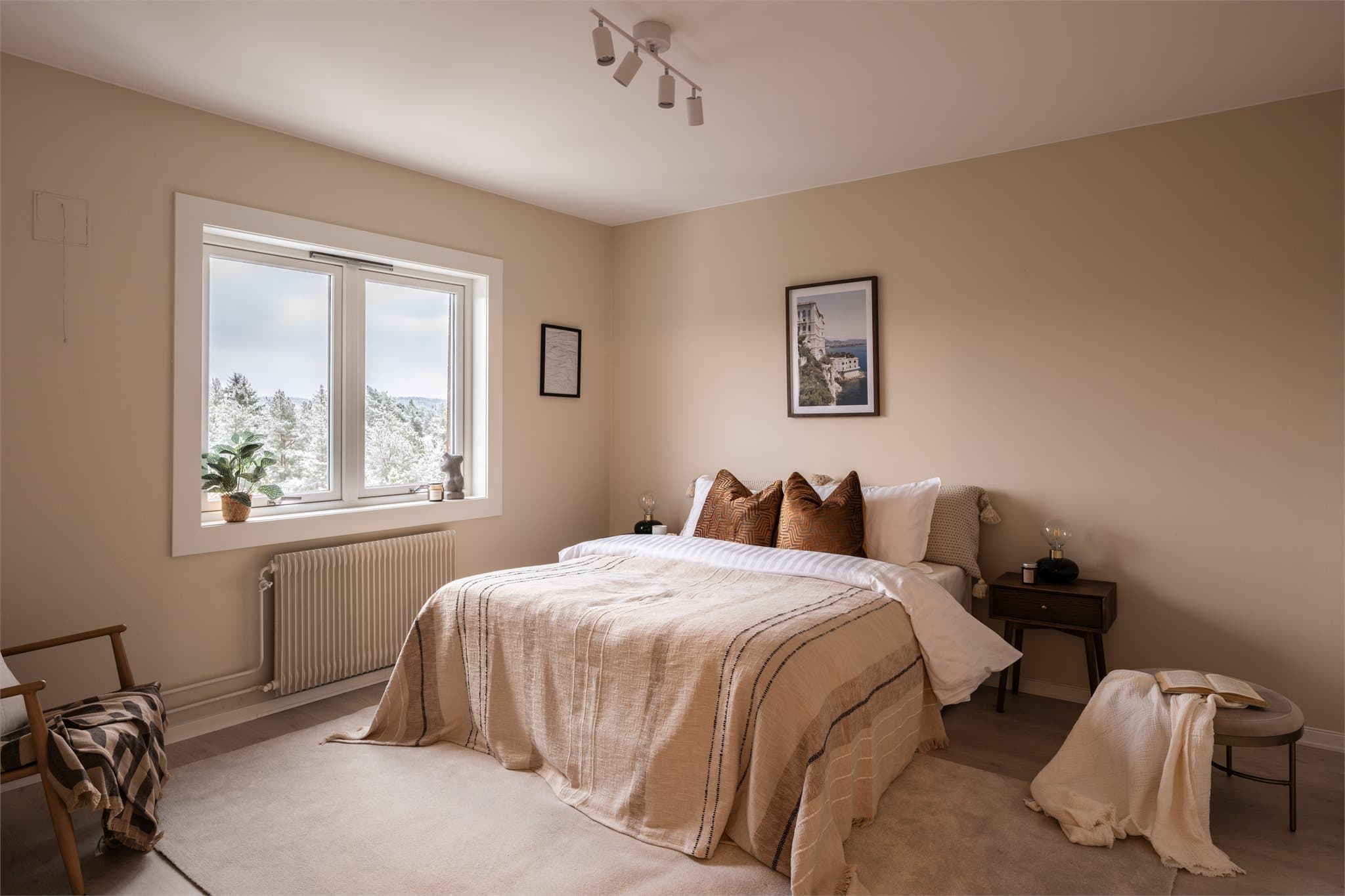 Hovedsoverommet er romslig og har god plass til dobbeltseng og garderobeløsning.