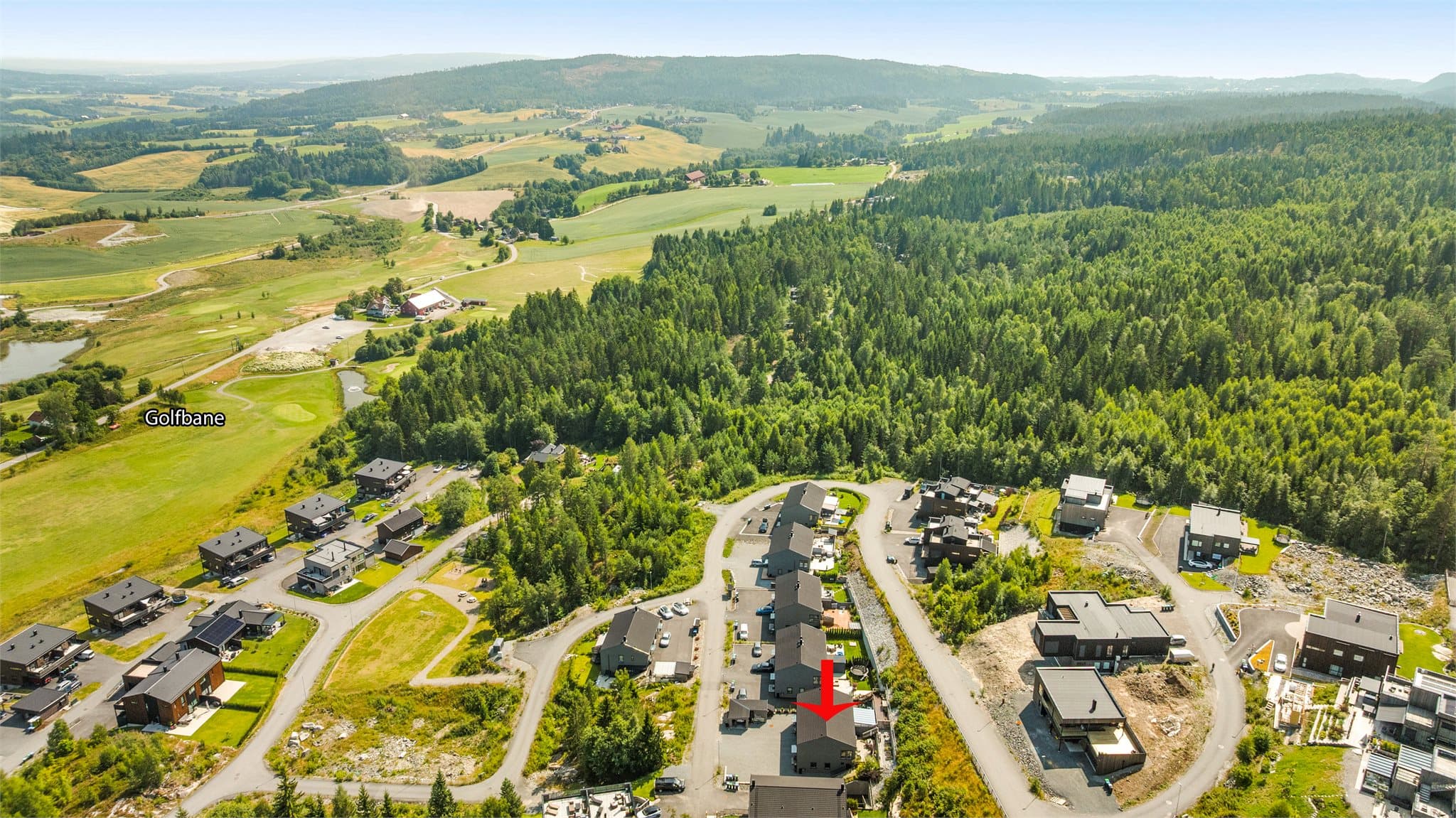 Flotte rekreasjonsmuligheter langs Romeriksåsen. Golfbane et steinkast unna.
