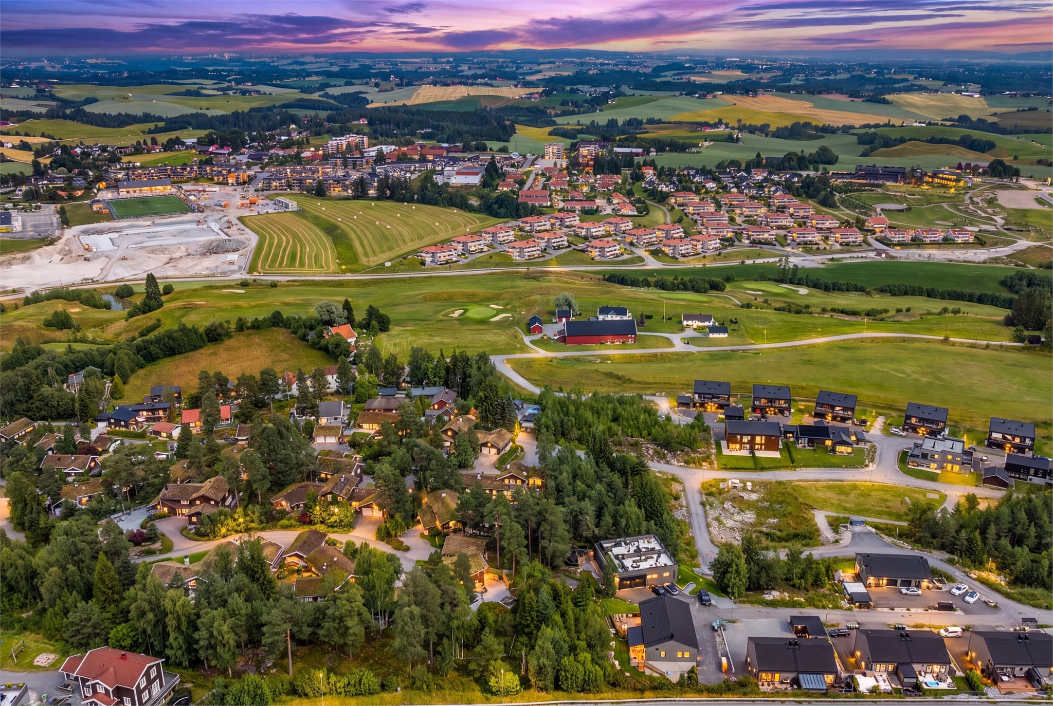 Svært attraktiv beliggenhet på Brådalsfjellet med kort vei til sentrumsfasiliteter i Ask og fantastiske friluftsmuligheter i Romeriksåsen. Bildet er digitalt redigert til kveld, avvik kan forekomme.