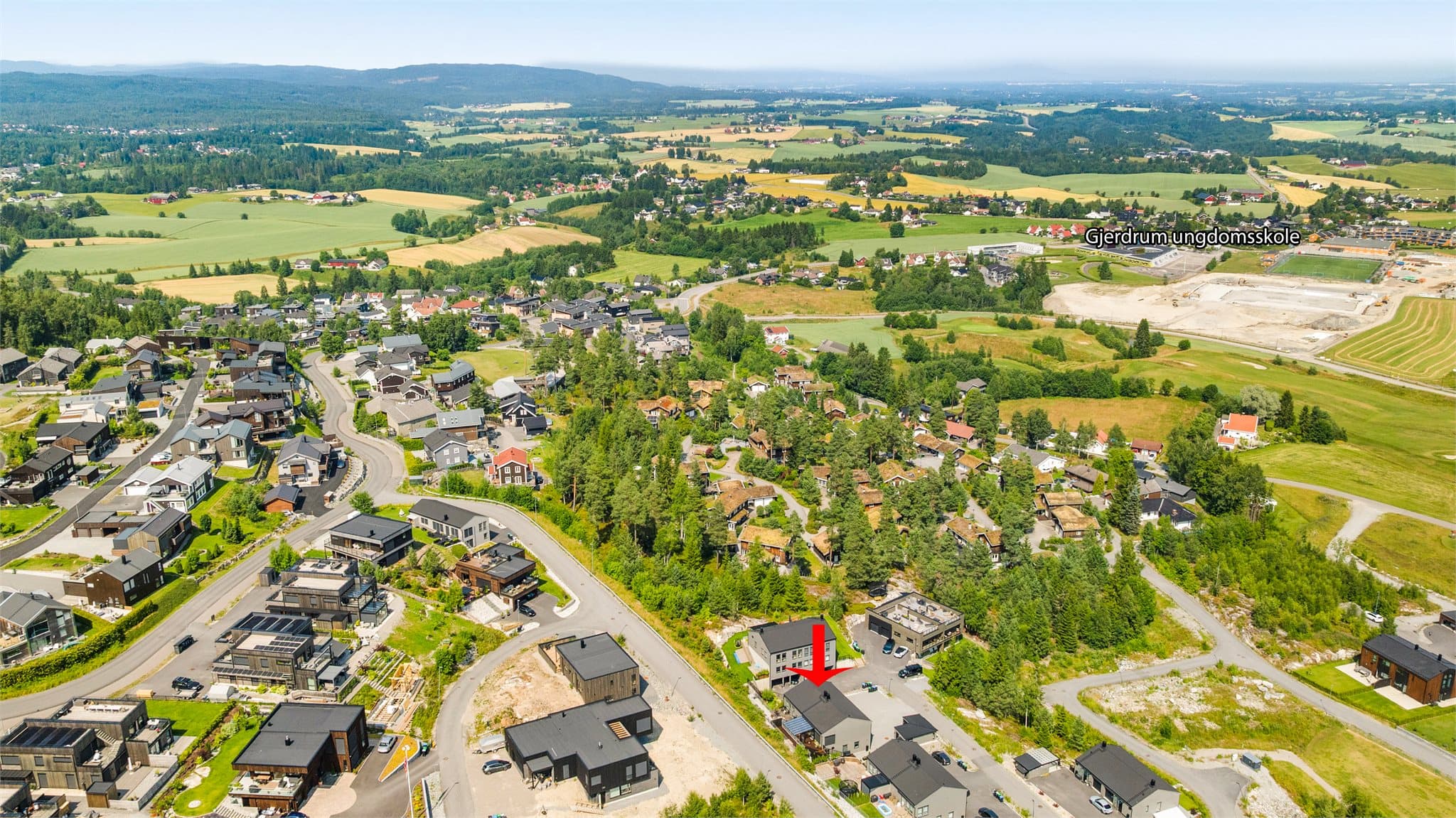 Bussholde plass langs Fjellvegen med hyppige avganger til Oslo og Gardermoen, samt ekspressbuss til Helsfyr/ Oslo hverdagsmorgener.