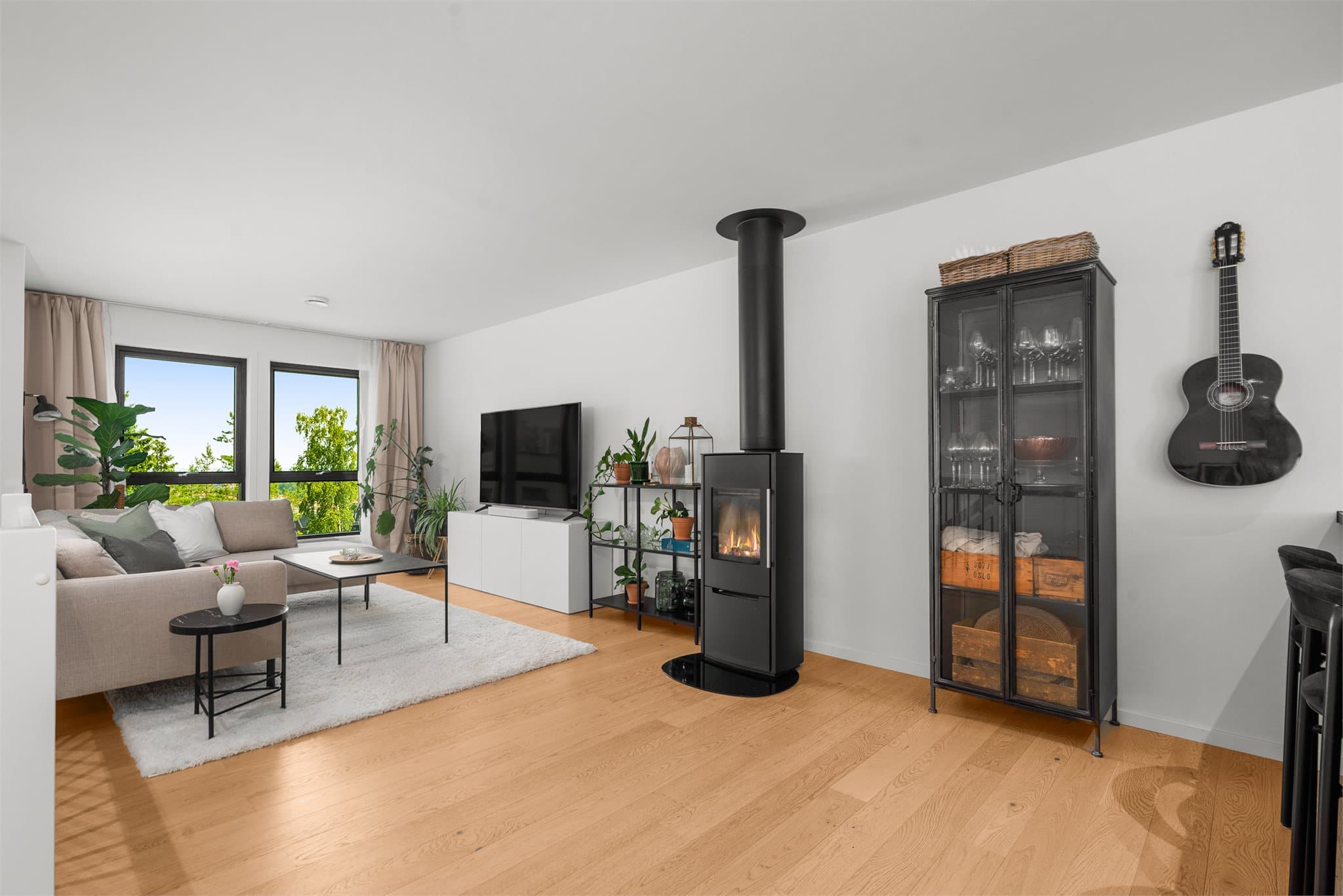 Boligen har balansert ventilasjon, varme i bad, vaskerom og gang, samt en deilig peisovn i stuen.
