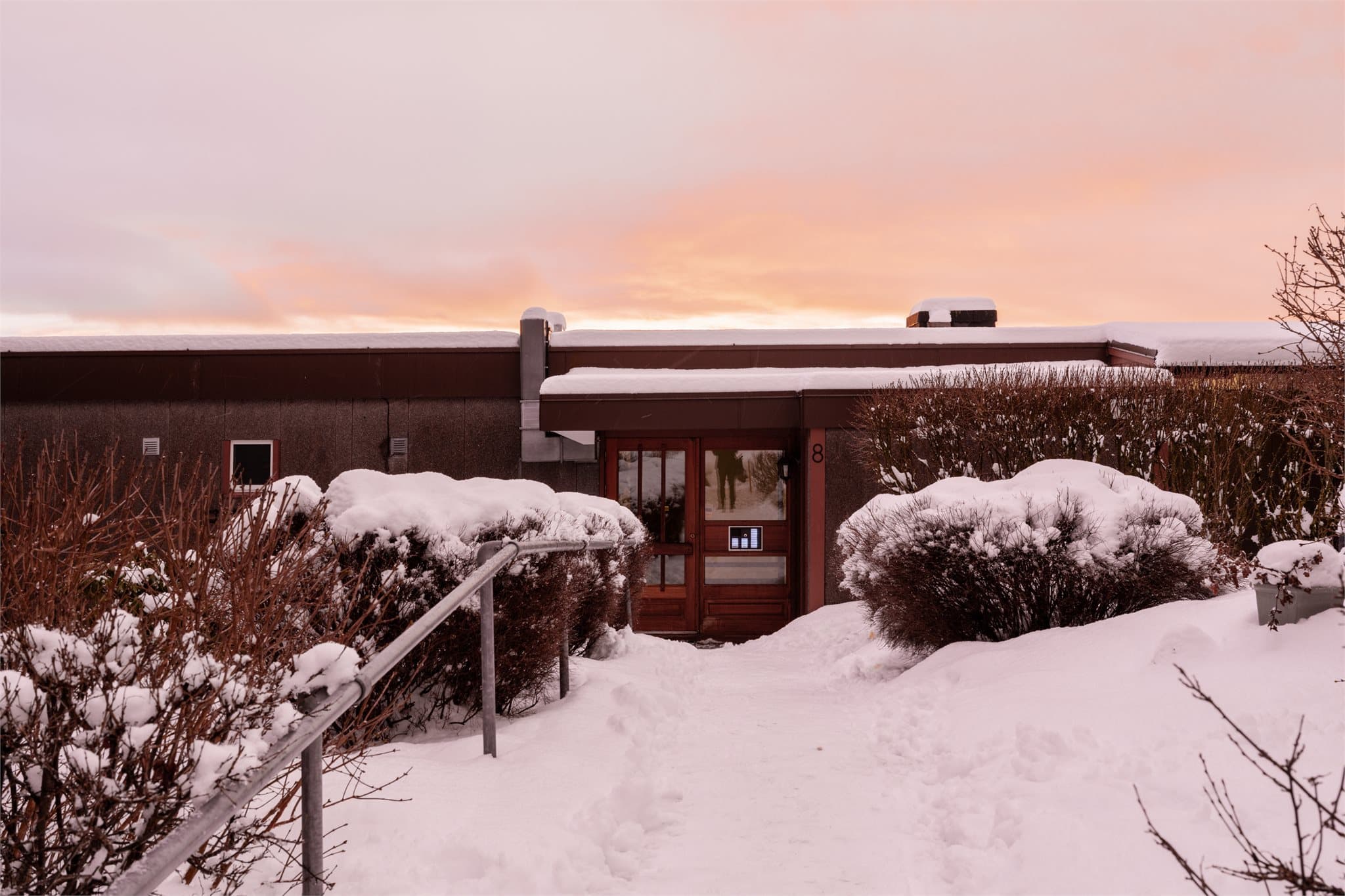 Boligen ligger i et attraktivt og meget barnevennlig boligstrøk på Sloreåsen.