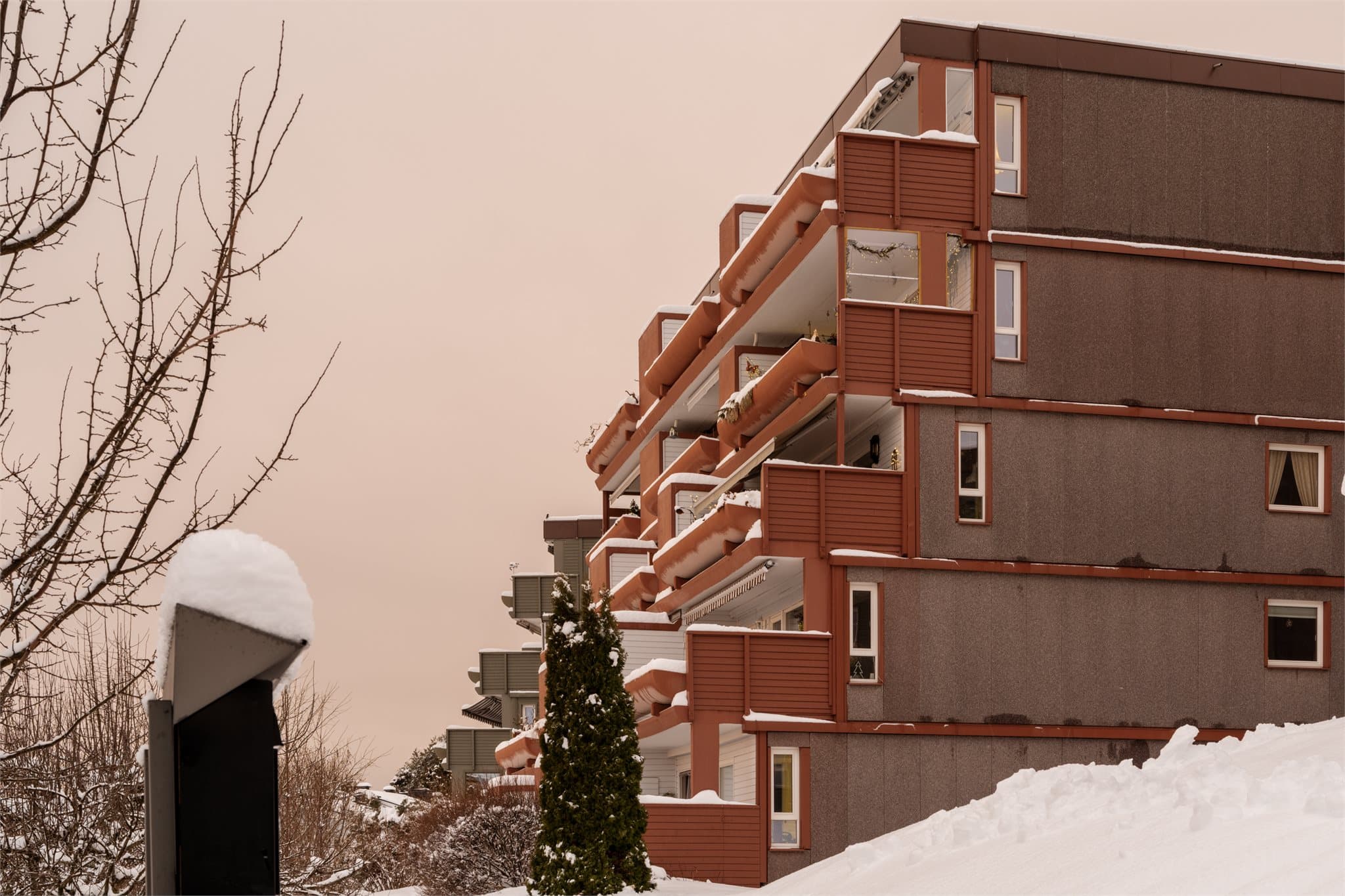 Borettslaget er bilfritt, med trygge omgivelser, bilfri skolevei og flere lekeplasser for barna.