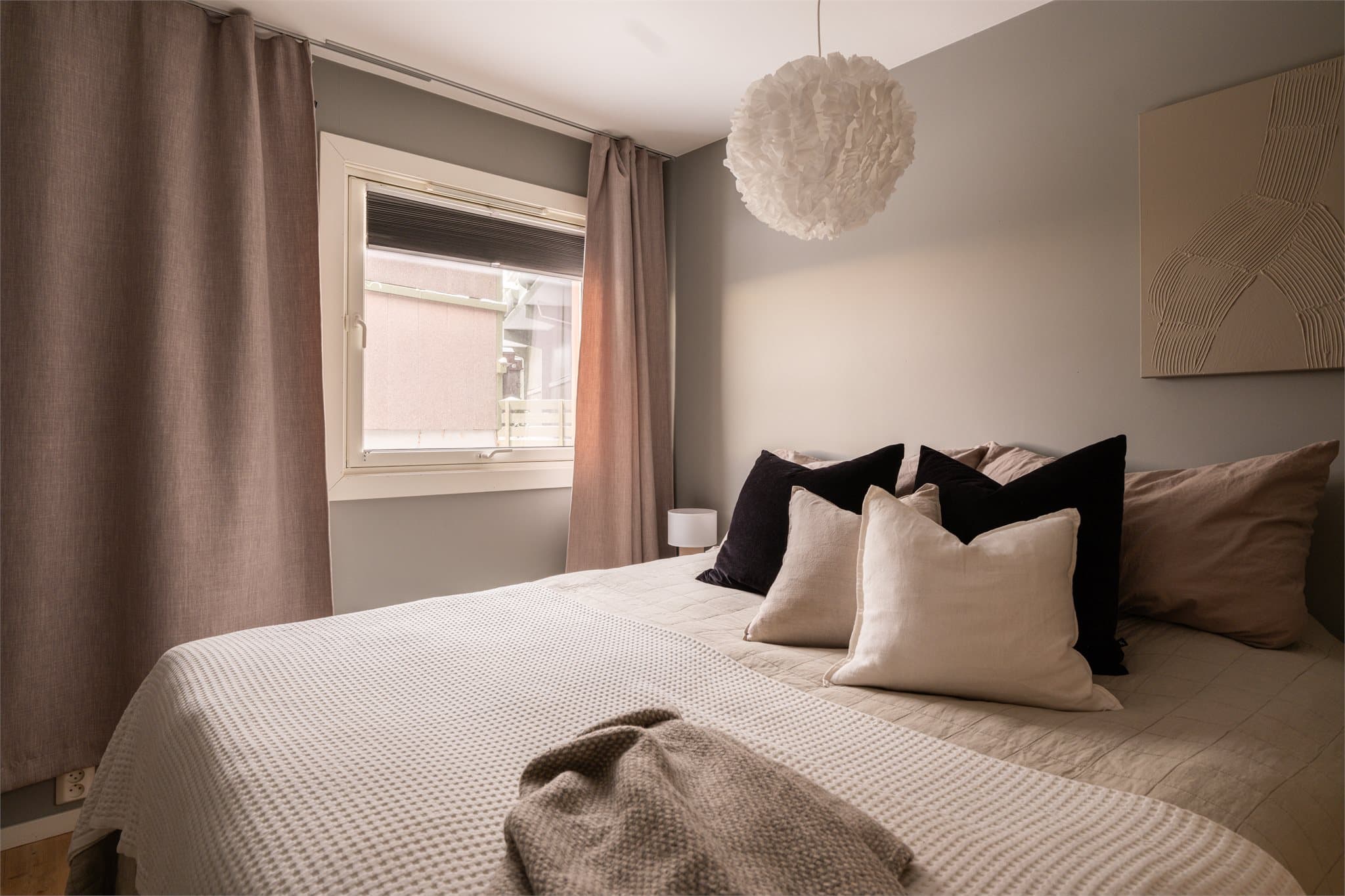 Hovedsoverommet er av god størrelse, med plass til dobbeltseng og nattbord.