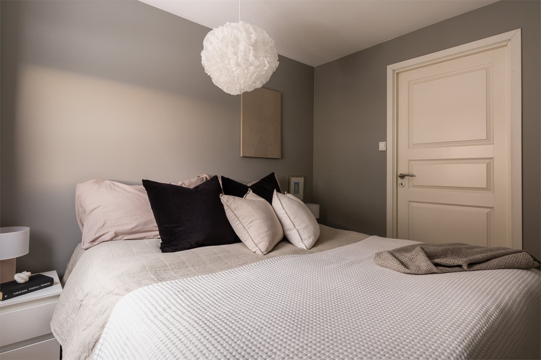 Det er god plass til garderobeskap for oppbevaring av klær.