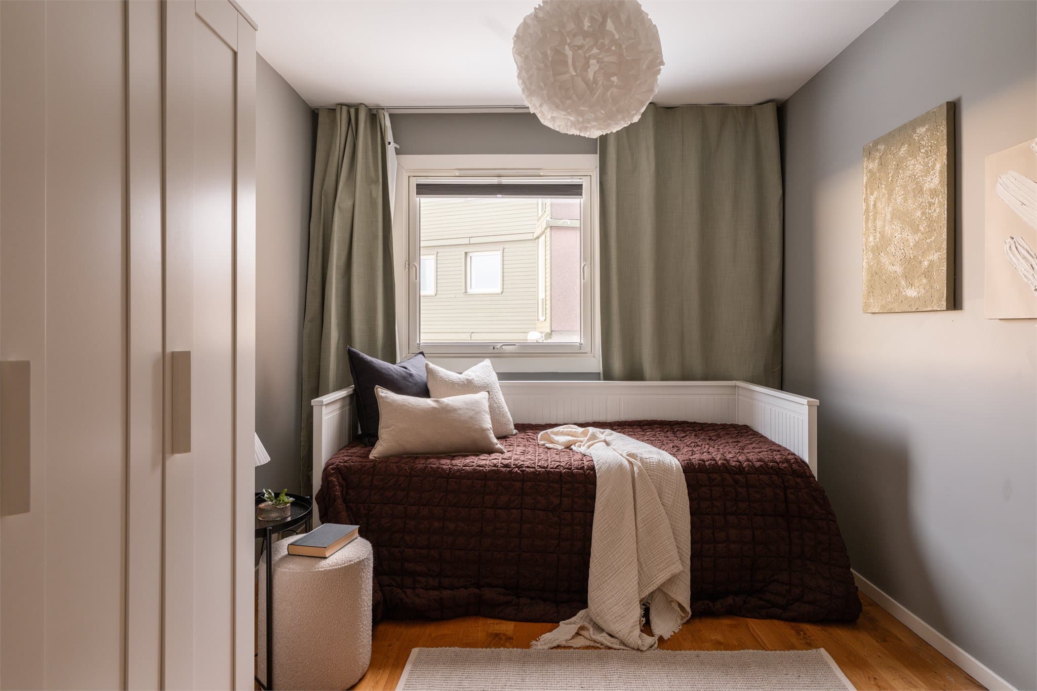 Det andre soverommet egner seg godt som barnerom, gjesterom eller kontor.