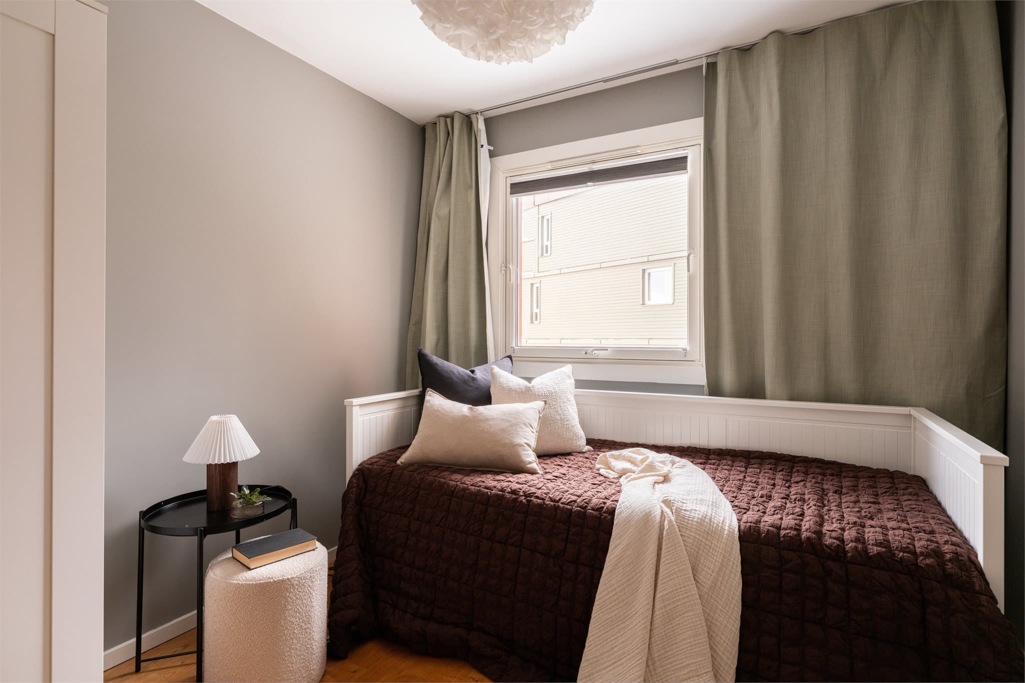 Også her er det plass til både seng og garderobeløsning.