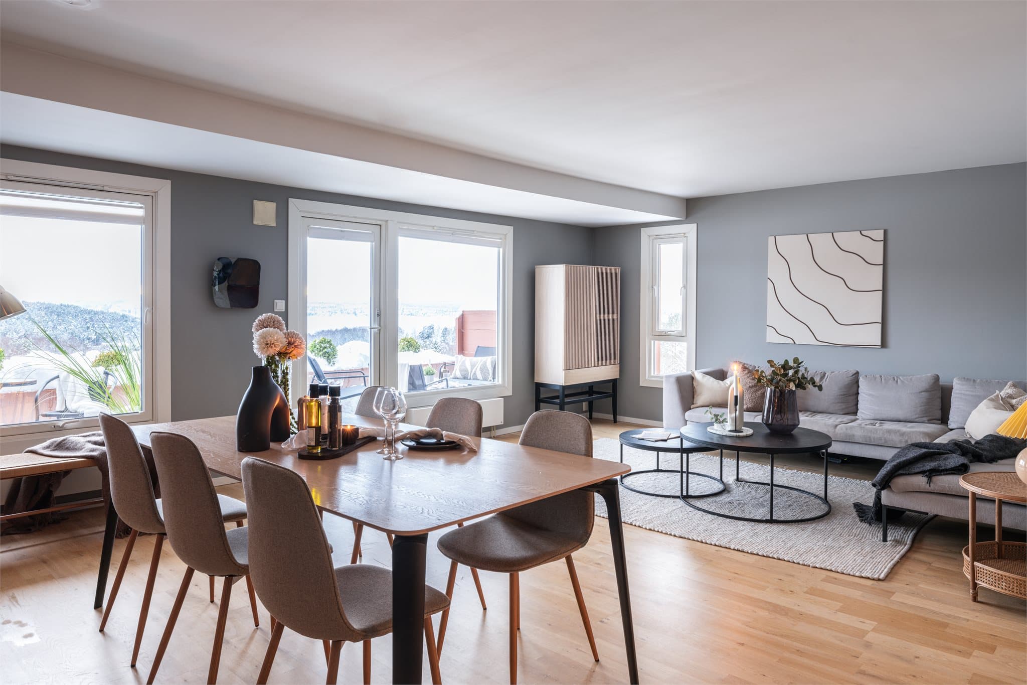 Velkommen til en romslig og flott leilighet med vidstrakt utsikt over fjorden, moderne standard og attraktiv beliggenhet.